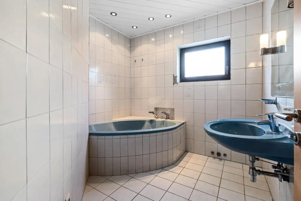 "Charmantes Einfamilienhaus mit Pool, großem Garten und modernem Wohnkomfort"