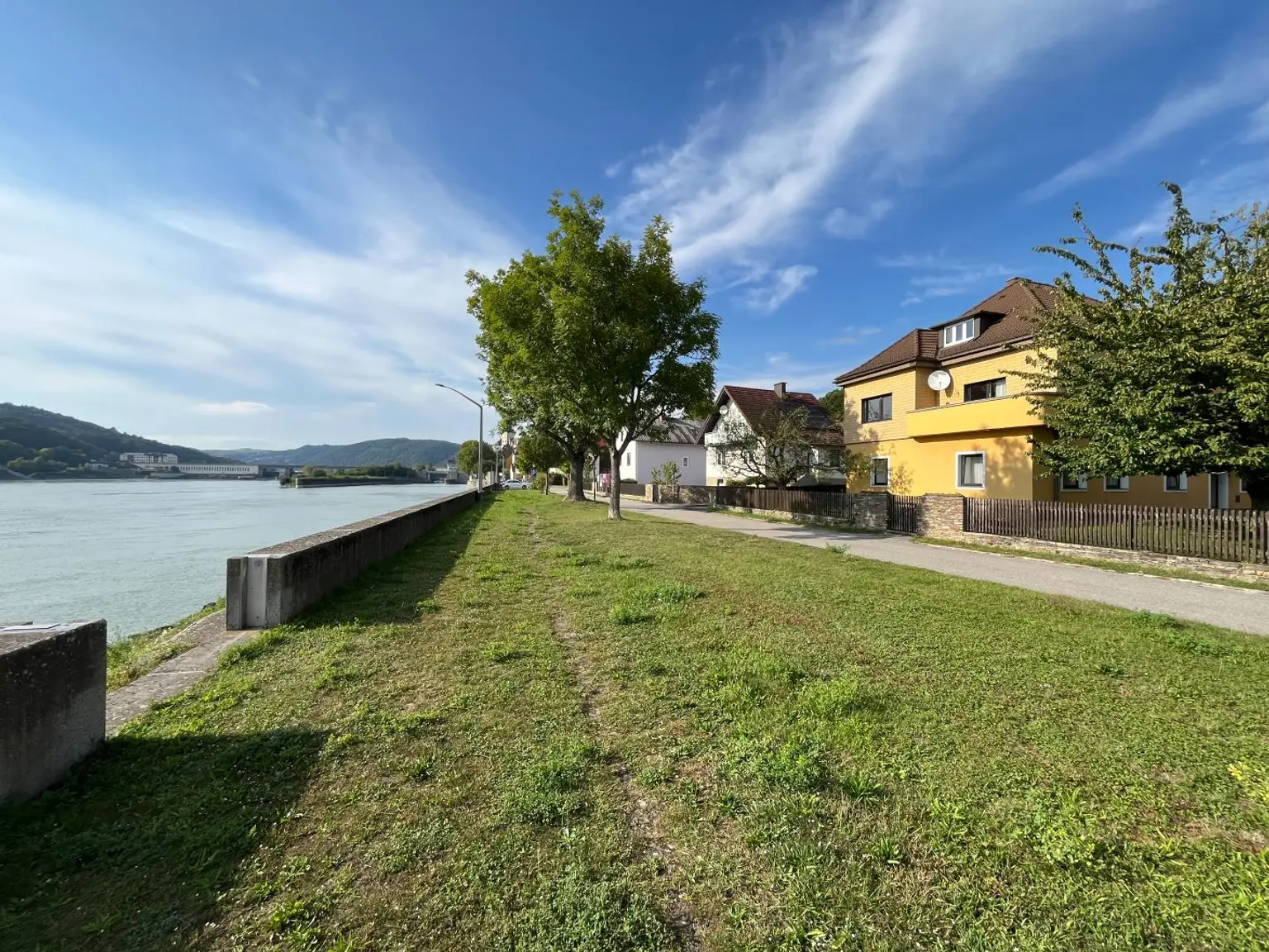 COMING SOON! Idyllisches Haus mit 2 Wohneinheiten in einzigartiger Lage direkt an der Donau möchte aus dem Dornröschenschlaf geweckt werden