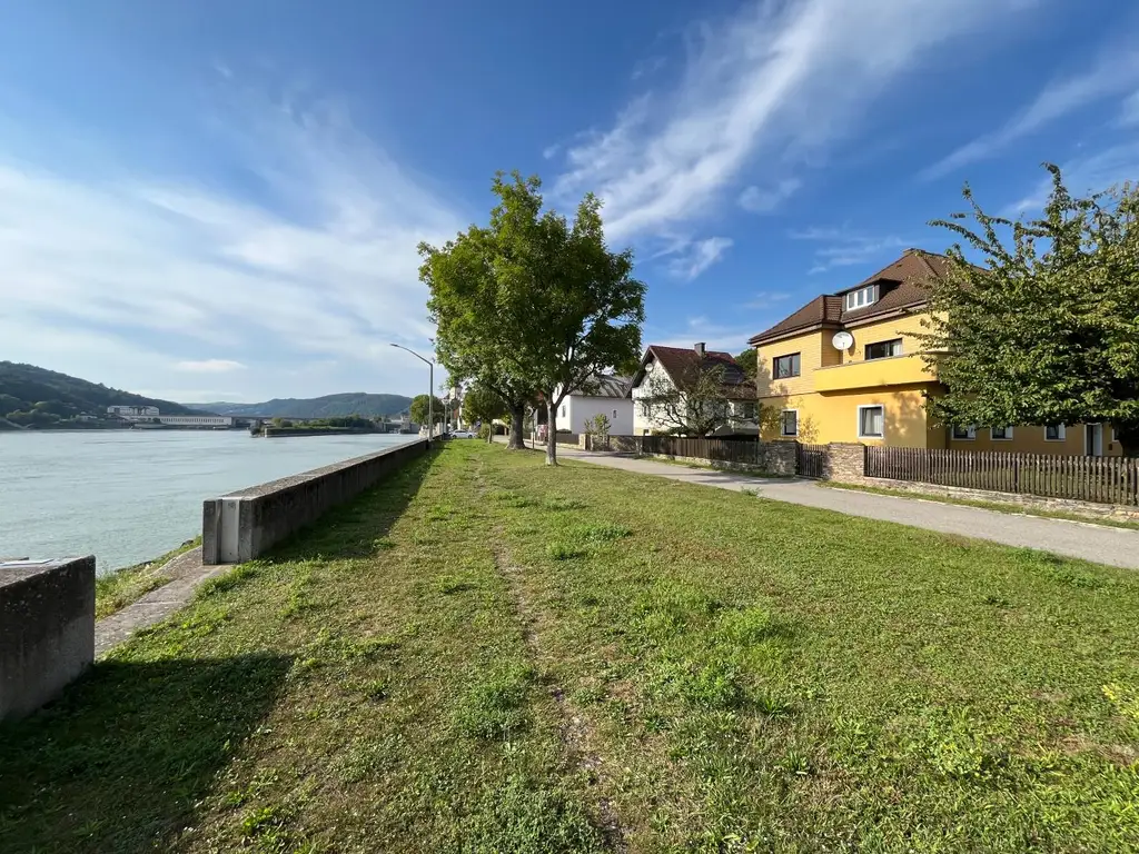 COMING SOON! Idyllisches Haus mit 2 Wohneinheiten in einzigartiger Lage direkt an der Donau möchte aus dem Dornröschenschlaf geweckt werden