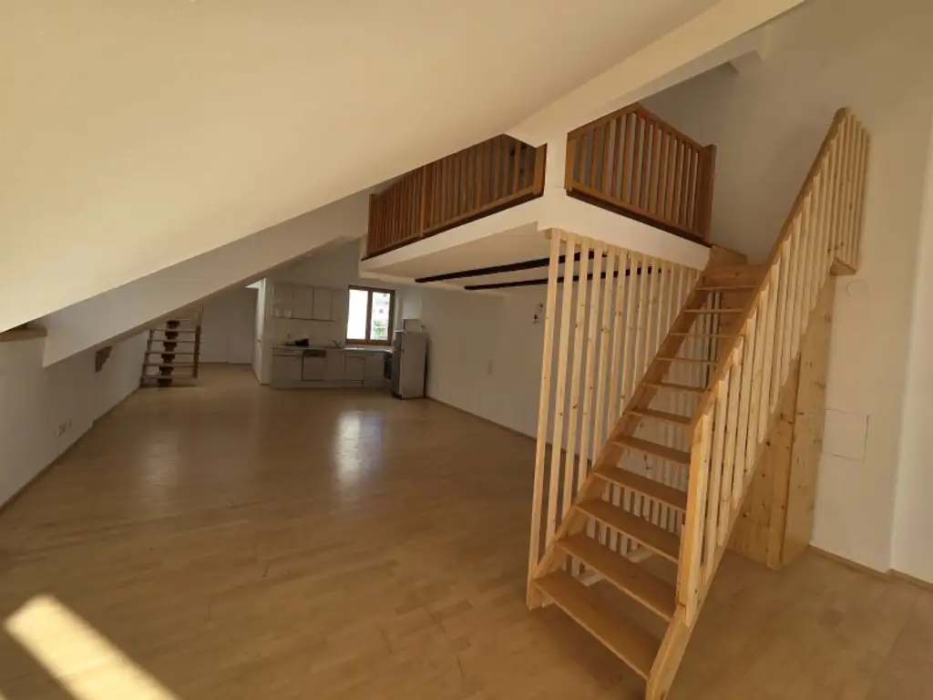 Atelierartige Dachgeschoss - Loftwohnung mit Terrasse