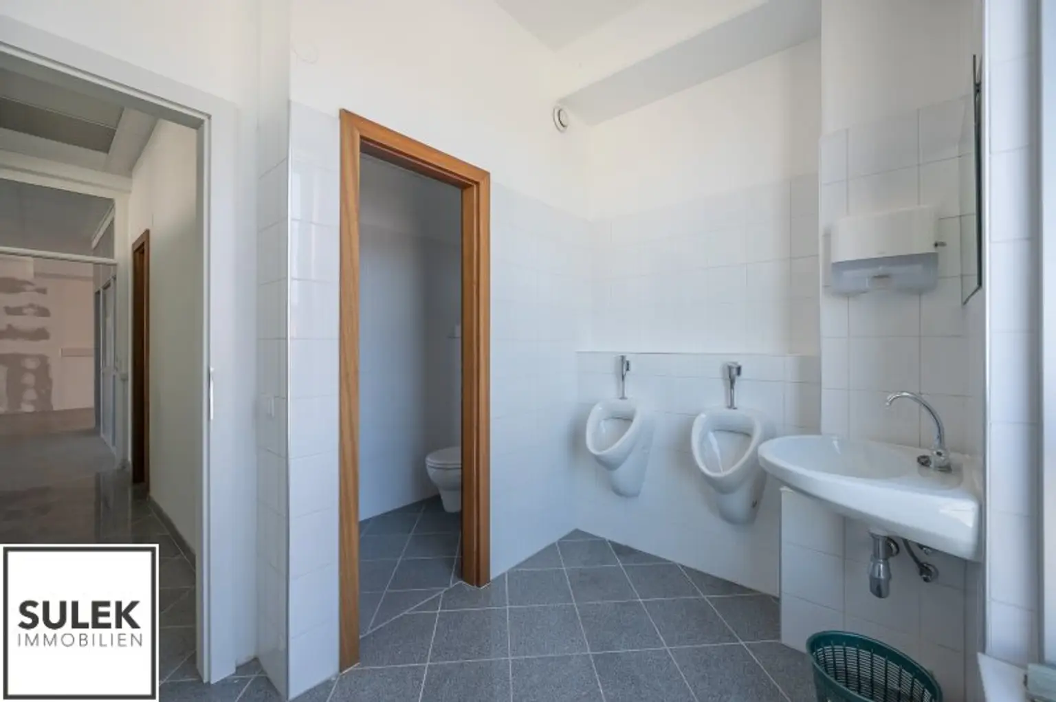 Grundstück mit vier Baukörpern - Büro-, Geschäfts- und Gewerbegebäude inkl. Parkplätzen in Vösendorf