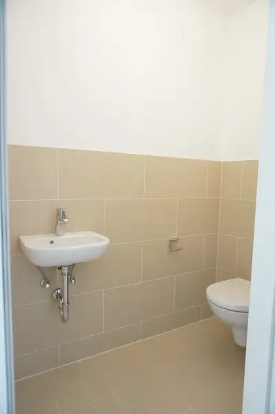 UNO - U1 Am Kaisermühlendamm  - Neubau mit großem Balkon und Garage - Mietbeginn ab 15. November 2025 | New 1BR apartment with Garage - start of lease 15/11/2025