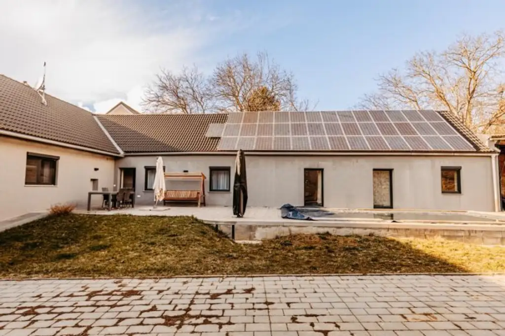 Verträumtes Bauernhaus neu adaptiert (2013) mit Toreinfahrt, Pool, Stadel und Schuppen