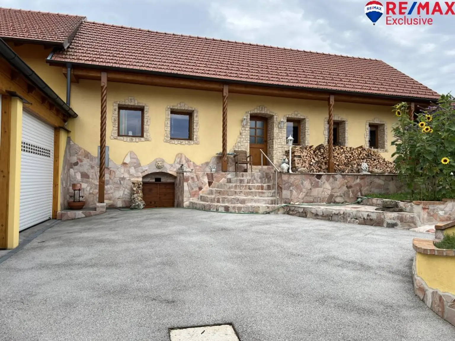Charmantes Bauernhaus in Schwarzenbach – Ihr neues Zuhause mit Garten und Kamin!