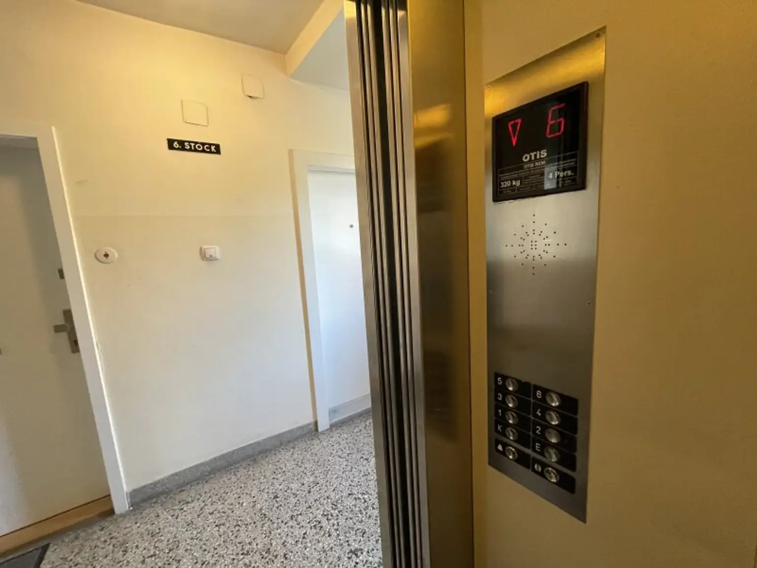 Dachgeschosswohnung -  Erstbezug nach Generalsanierung