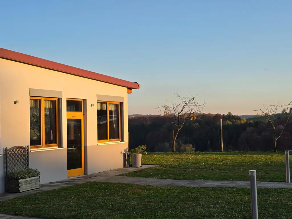 Großes Haus für Visionäre in Aussichtslage (Buschenschank, Weingärten)