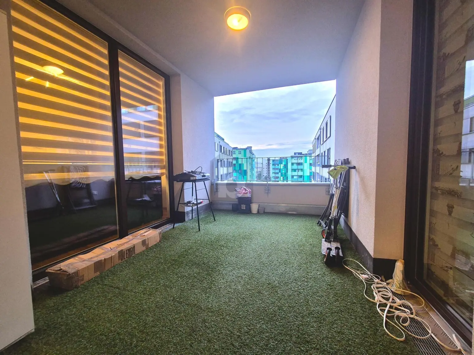 EXKLUSIV MIT SONNIGER LOGGIA & HOCHWERTIGER EINRICHTUNG