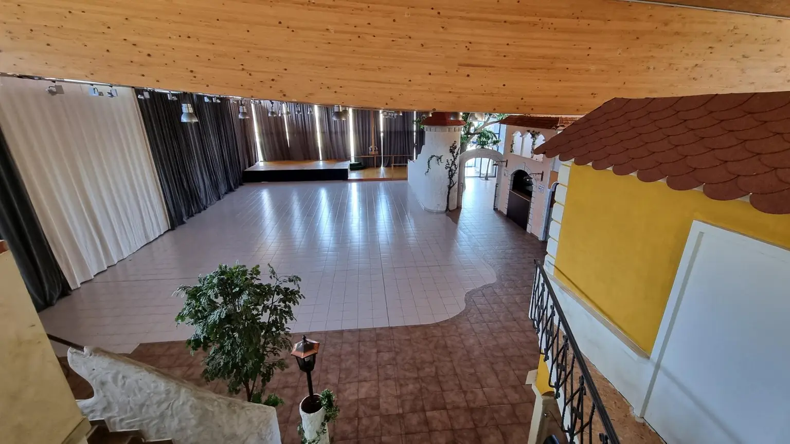 Veranstaltungshalle oben