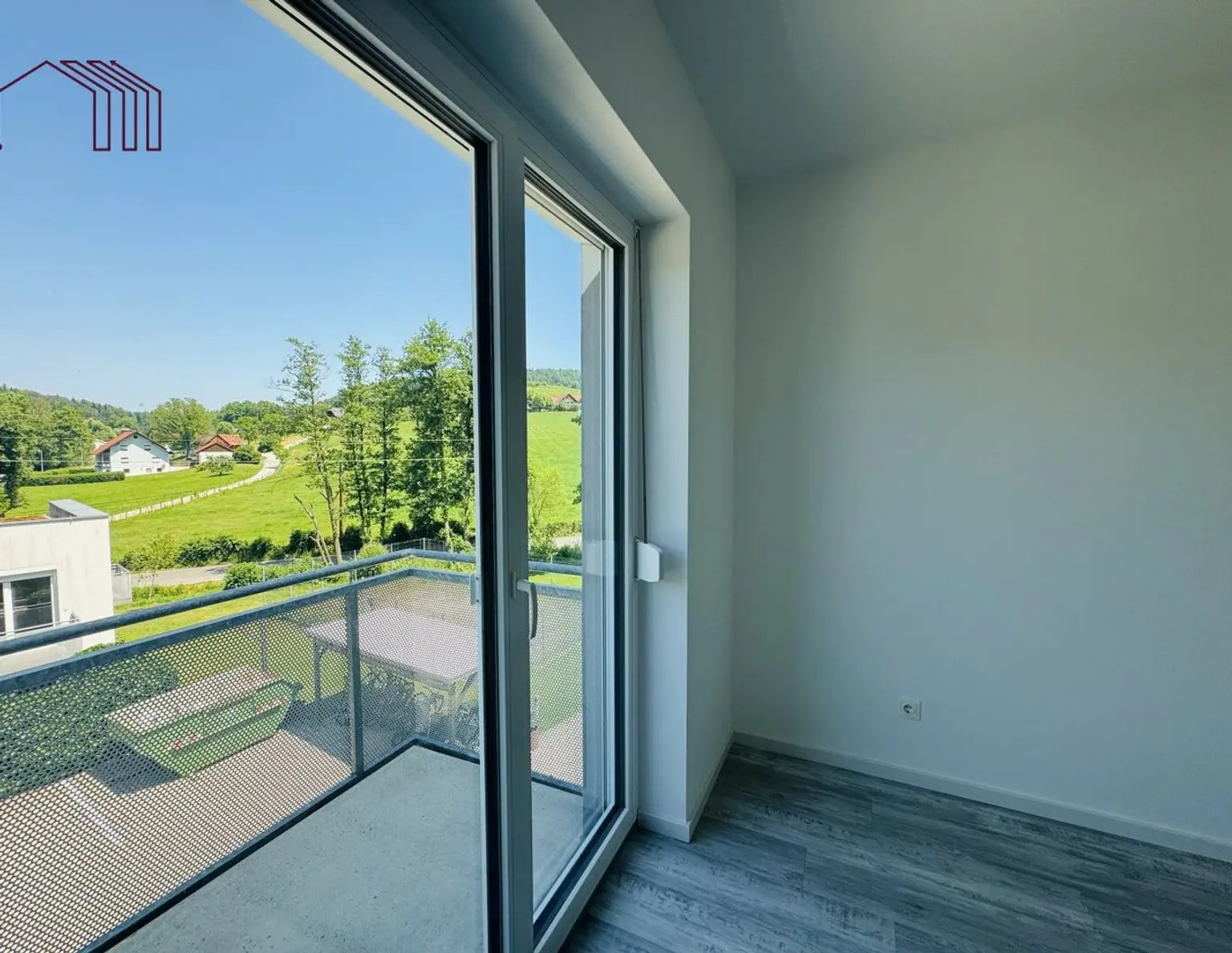 FERNBLICK: Geräumige 4-Zimmer-Wohnung mit mehreren Balkonen, Panoramablick und wunderschönem Allgemeingarten