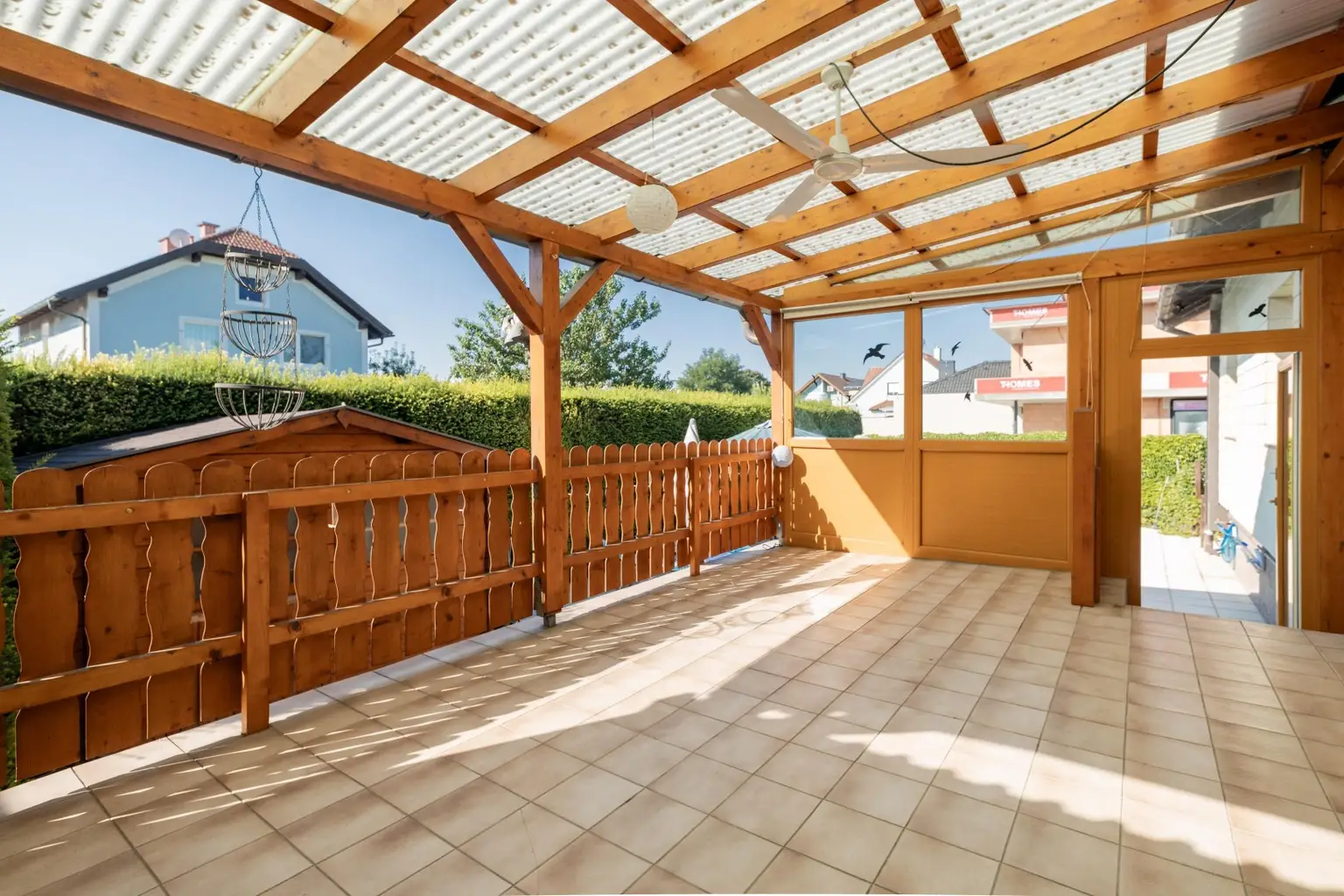 Ihr neues Zuhause: Haus mit Pool, Wintergarten & Komfort