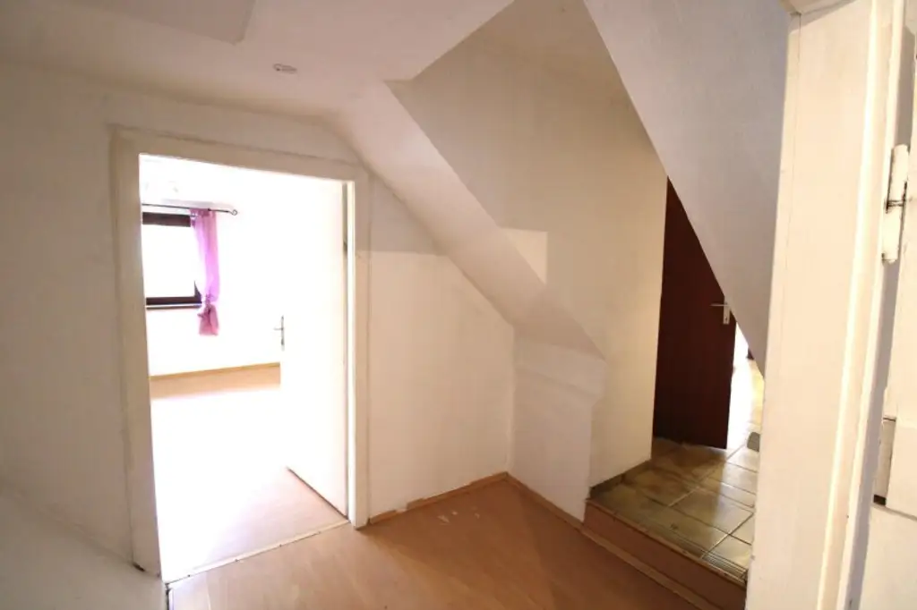 WAIDMANNSDORF  -  Sanierungsbedürftiges Haus in Aussichtslage!