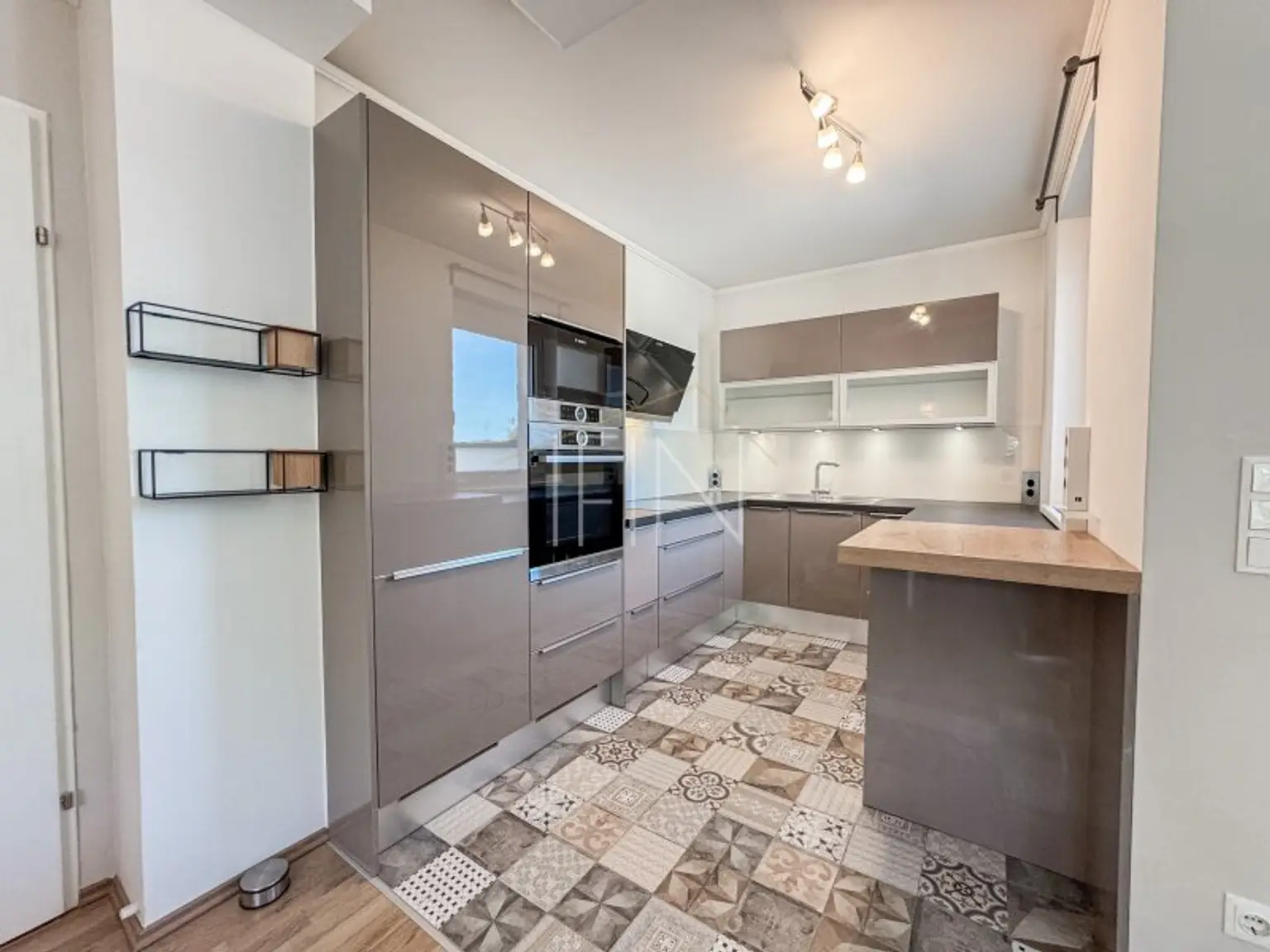 Moderne, sonnige 3-Zimmer-Wohnung mit 50m² Dachterrasse
