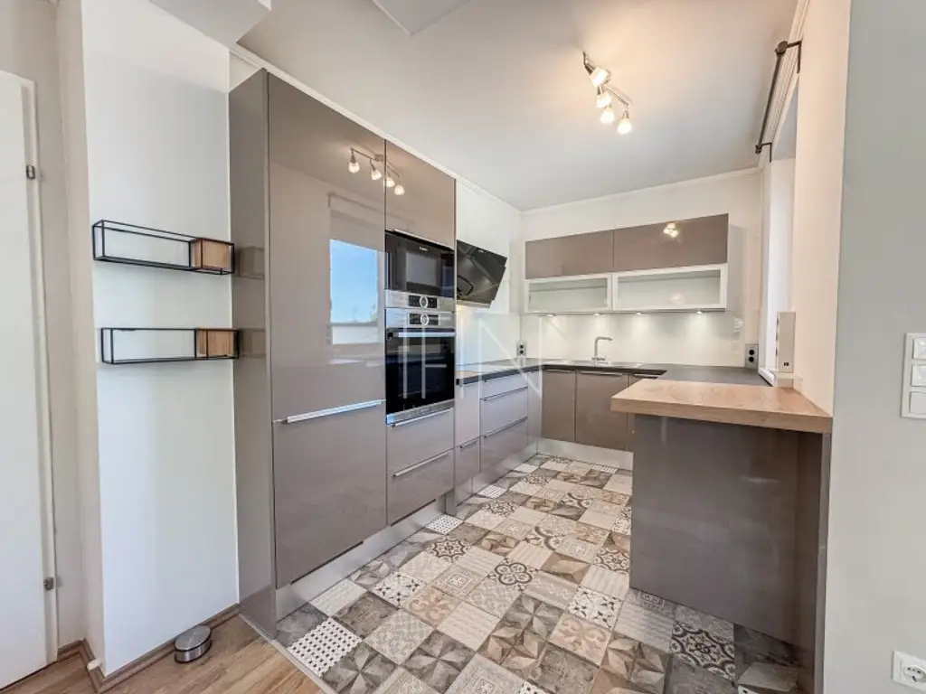 Moderne, sonnige 3-Zimmer-Wohnung mit 50m² Dachterrasse