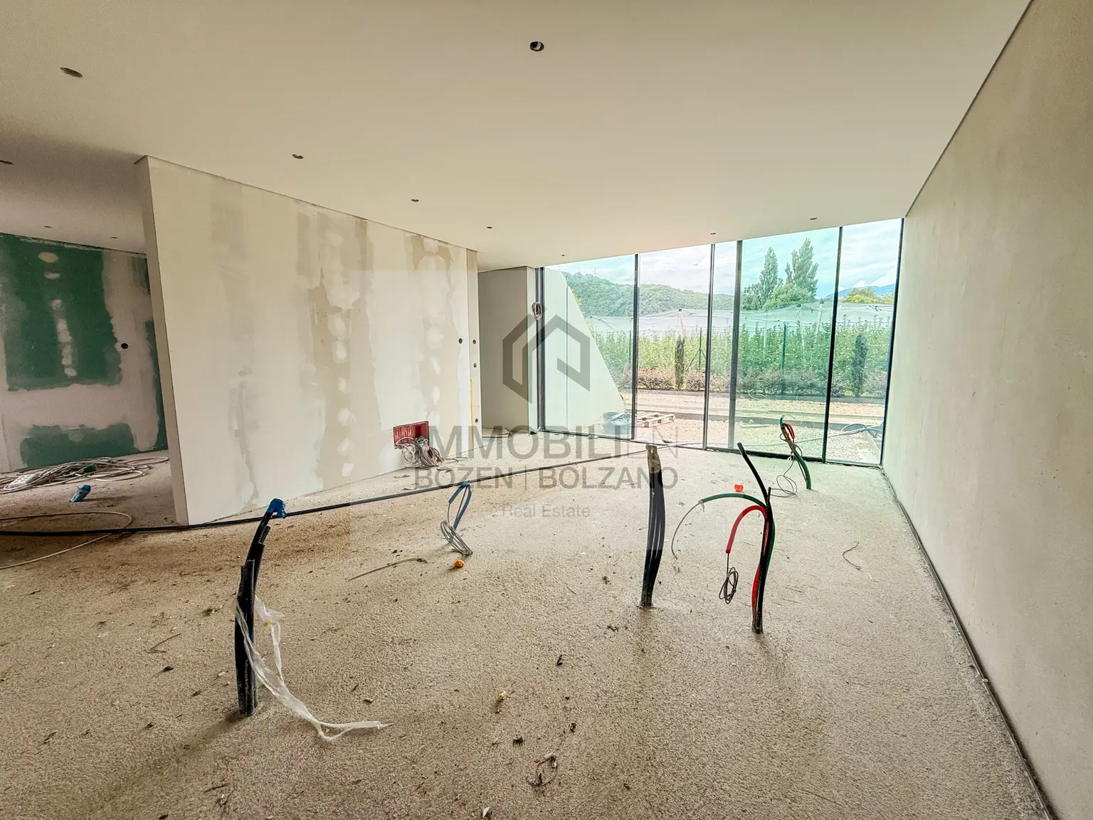 Designer Villa mit Garten und Pool im Grünen zu verkaufen