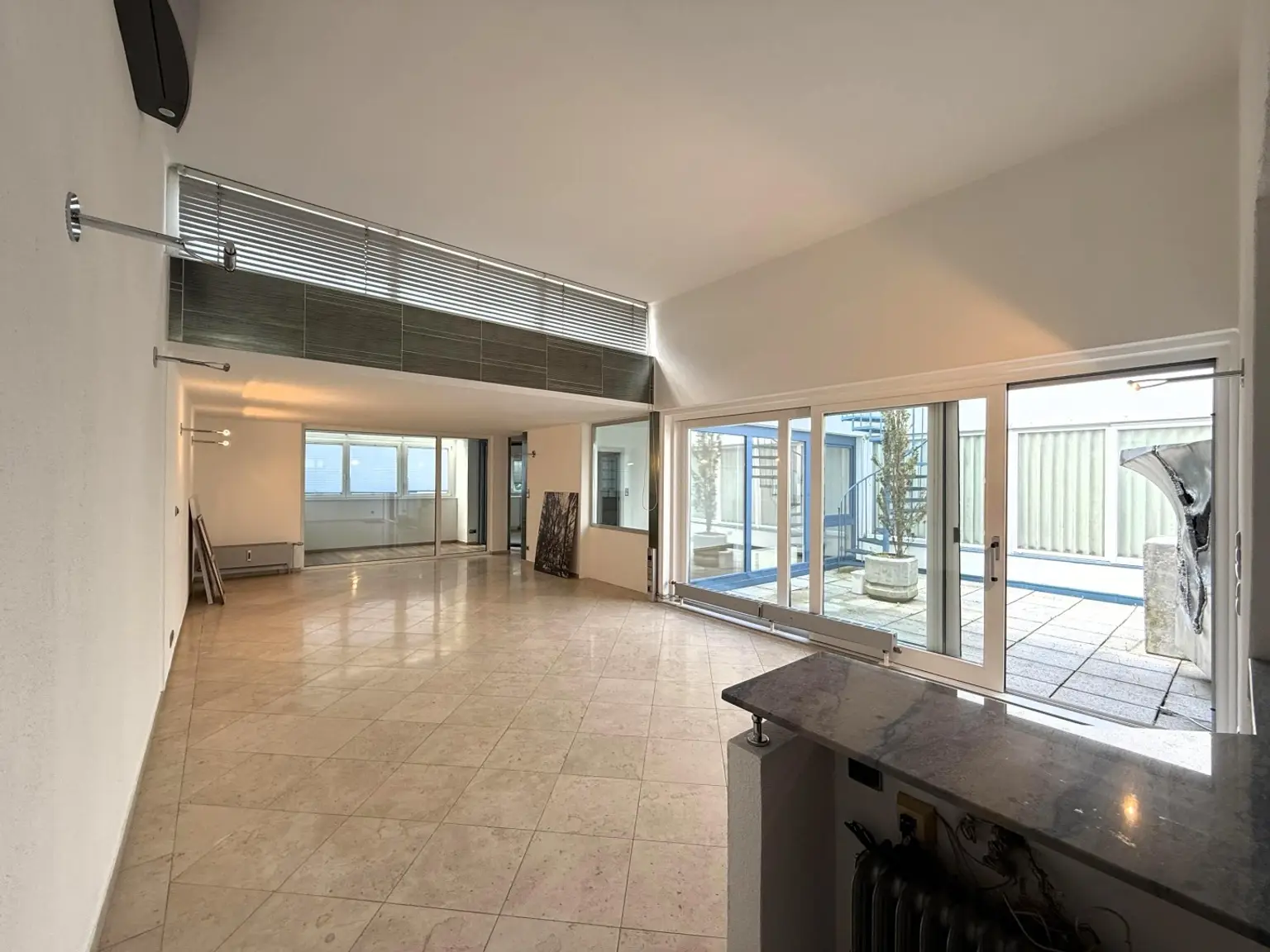 Modernes Atelier, Loft, Dachterrasse im Neunzehnten // Modern Studio, loft, roof terrace in the nineteenth //