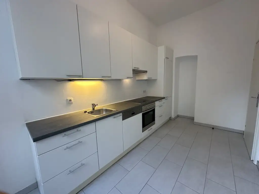 AKH-NÄHE, LAZARETTGASSE, sonnige 68 m2 Altbau, 2 Zimmer, Wohnküche, Wannenbad, Parketten, SAT/TV, 3. Liftstock, MED-UNI-Wien