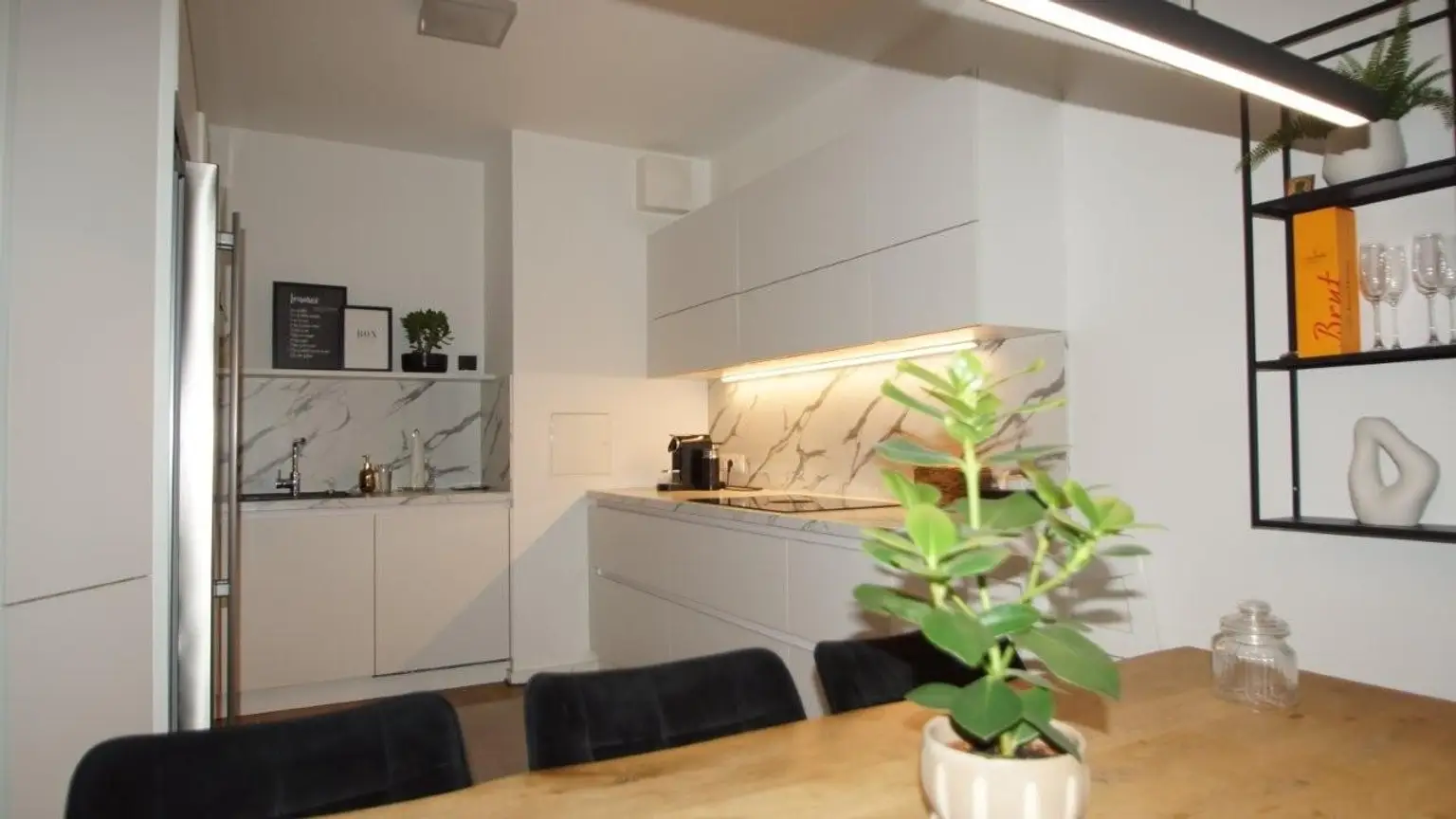 12 Esstisch mit Küche ETW 1120