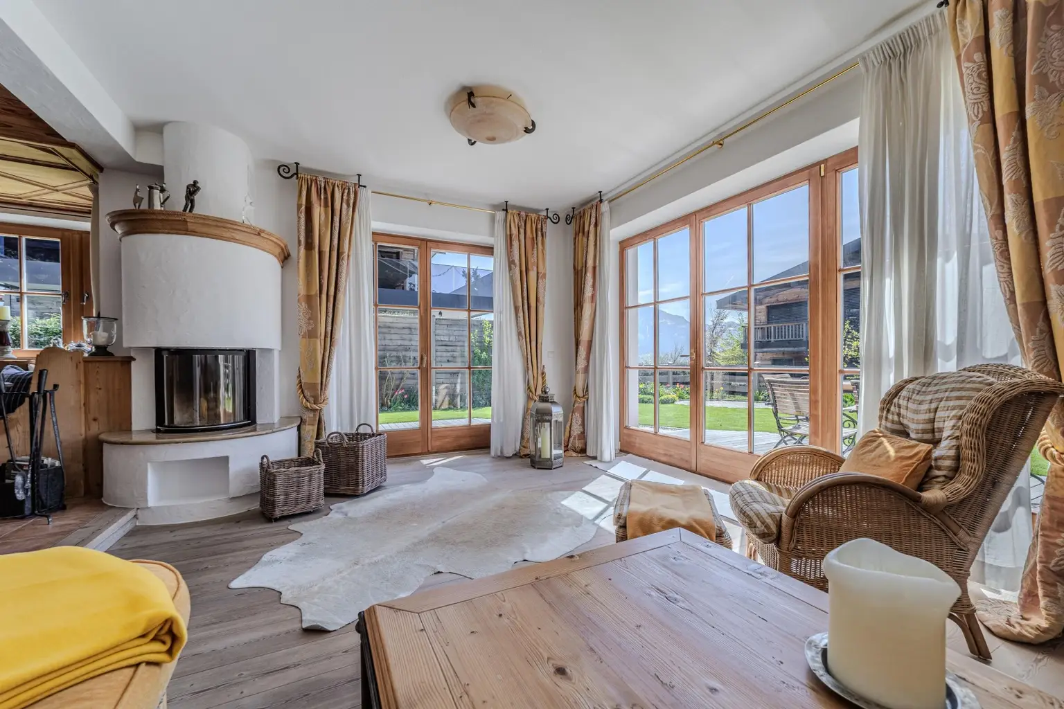 Wohnbereich mit Kamin