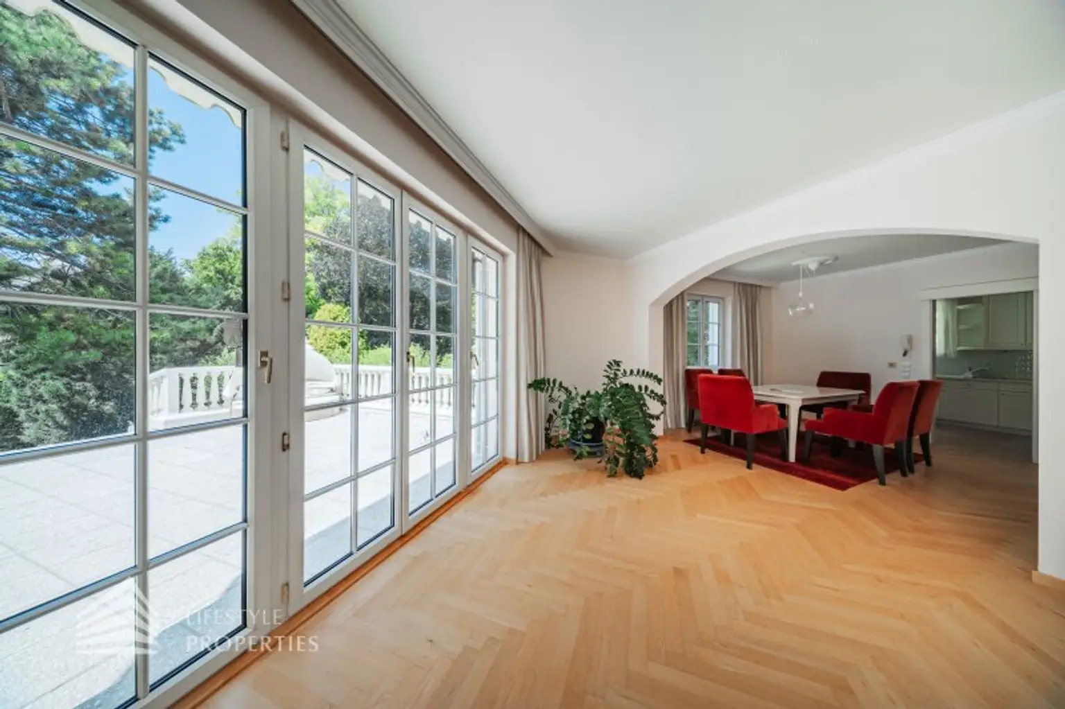 Beeindruckende Villa mit gepflegten Garten und Pool