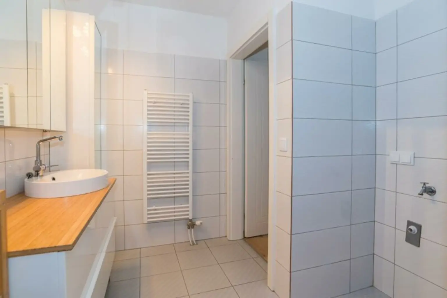 Schöne 3 Zimmerwohnung mit Balkon und 2 PKW Stellplätzen