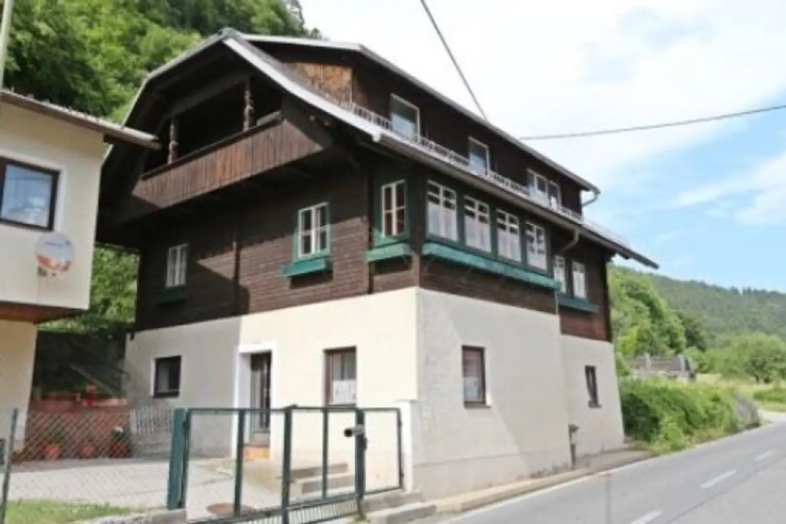 Wohnhaus nähe Warmbad/Villach: 200m² mit Balkon, Terrasse & Garagen!