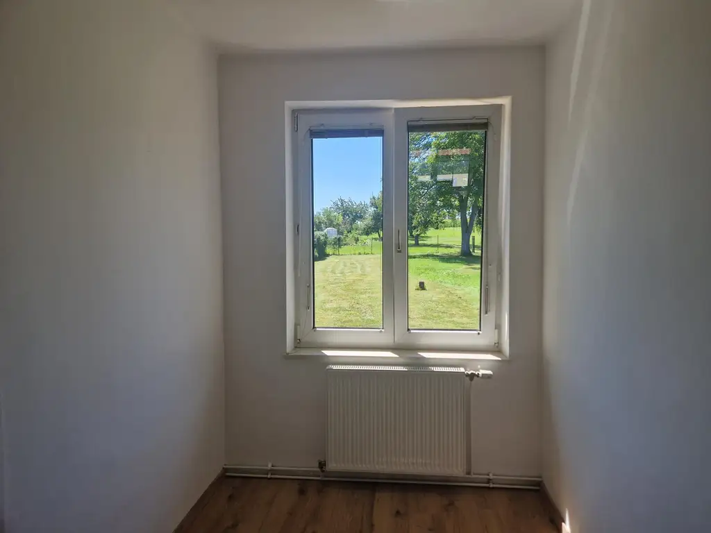 LIEBEVOLLES LANDHAUS MIT GARTEN UND GARAGE ZUR MIETE