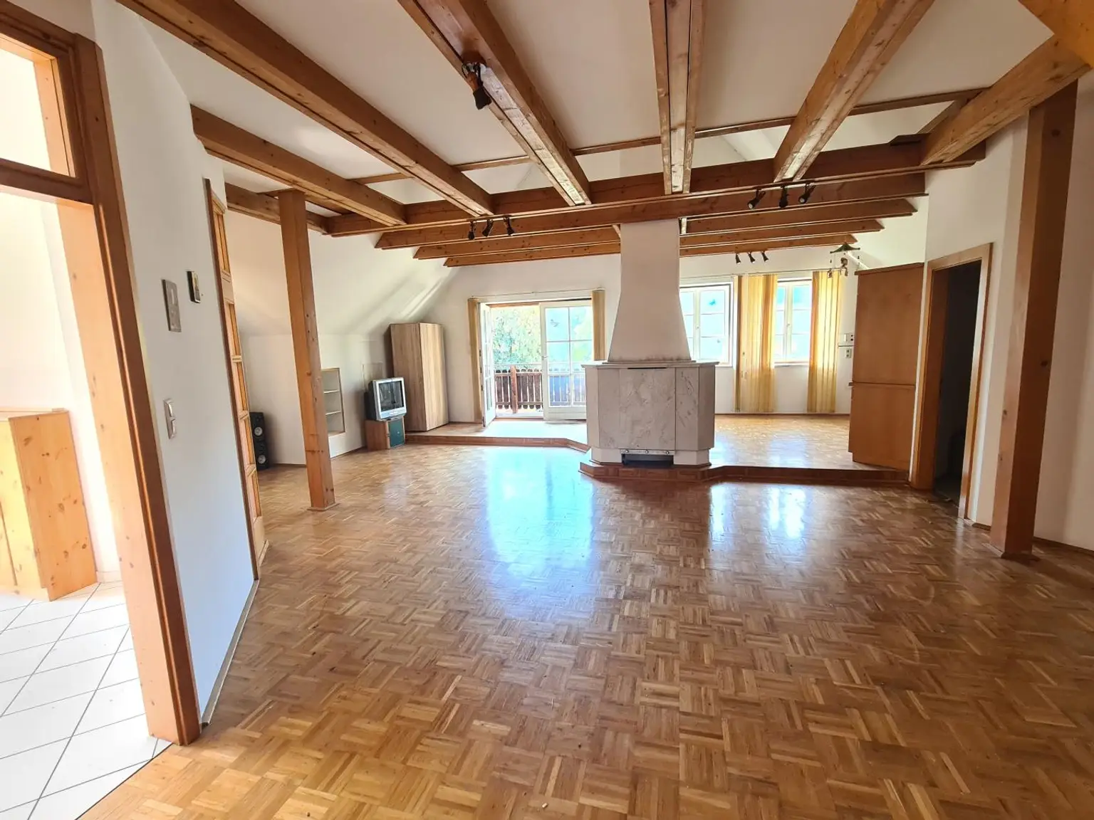 Galeriewohnung auf zwei Ebenen - eigene Garage - Balkon in den Innenhof - sehr gute Infrastruktur