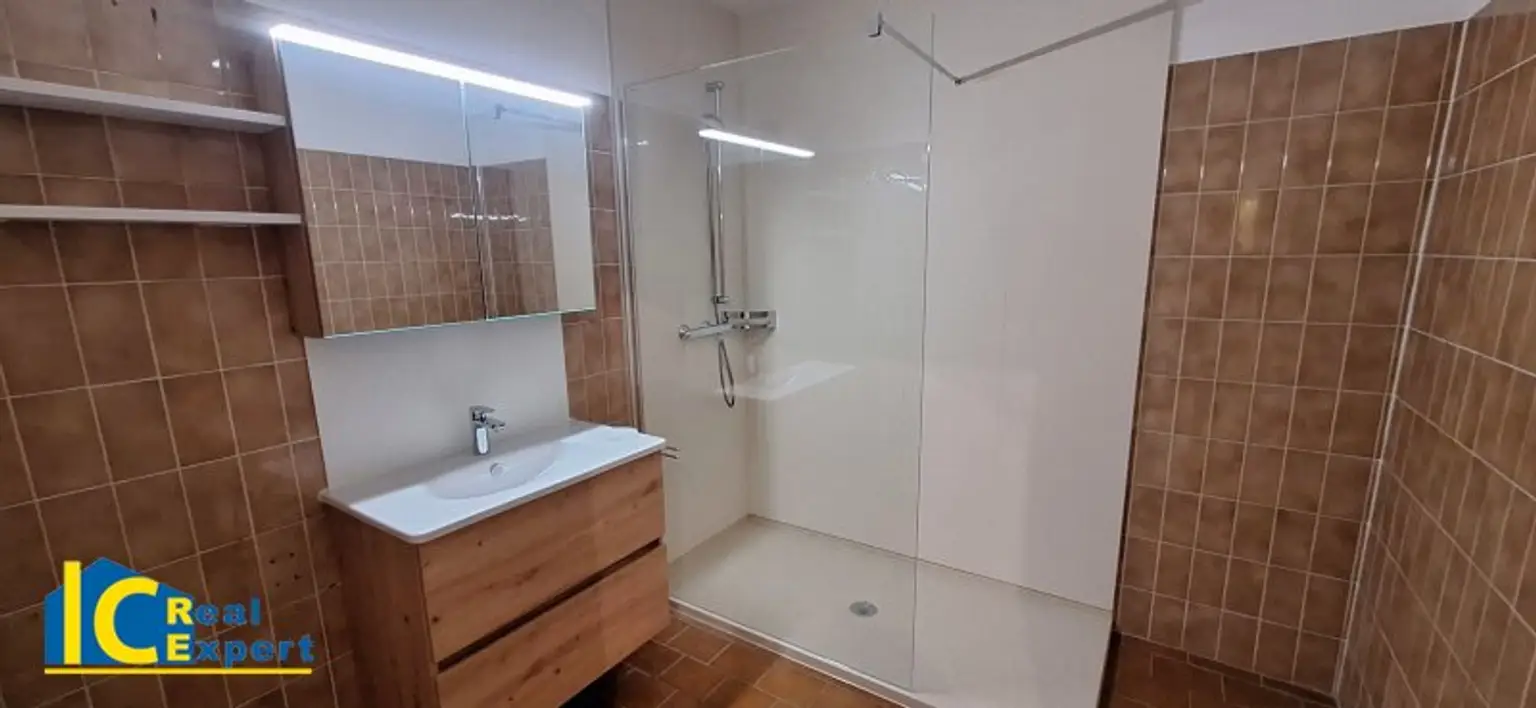 Einladendes Badezimmer mit neuer Dusche und Waschtisch