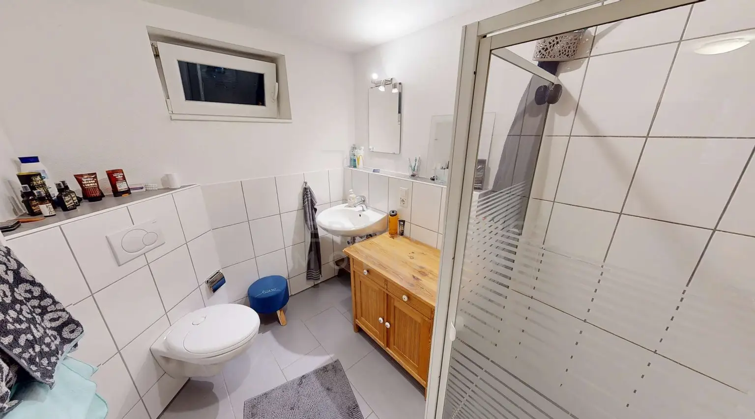 Bad mit Dusche UG