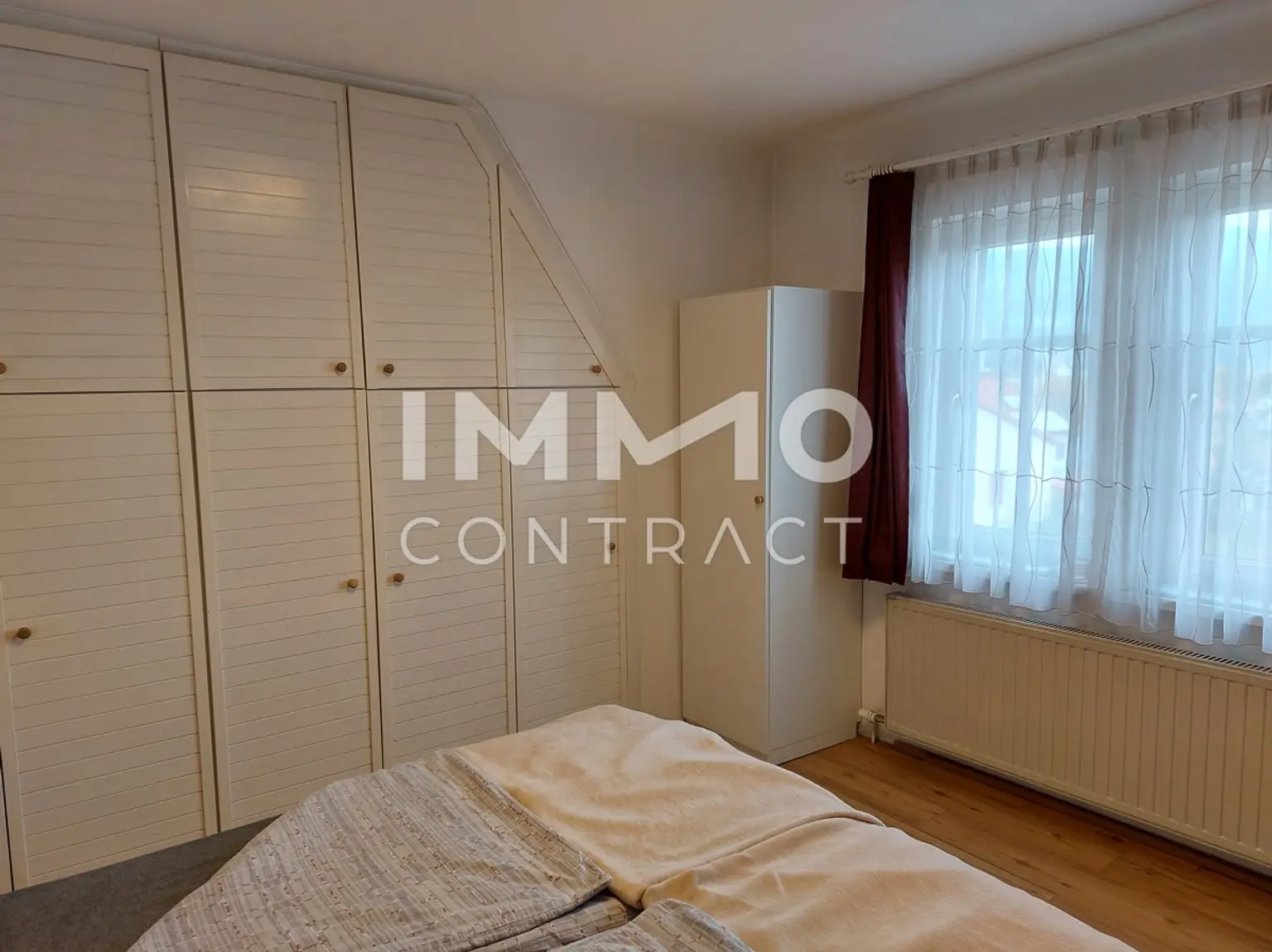 SCHÖNE GEMÜTLICHE UND RUHIGE 3-ZIMMER-WOHNUNG IM 2. OG MIT EIGENEM GARTENANTEIL UND PARKPLATZ