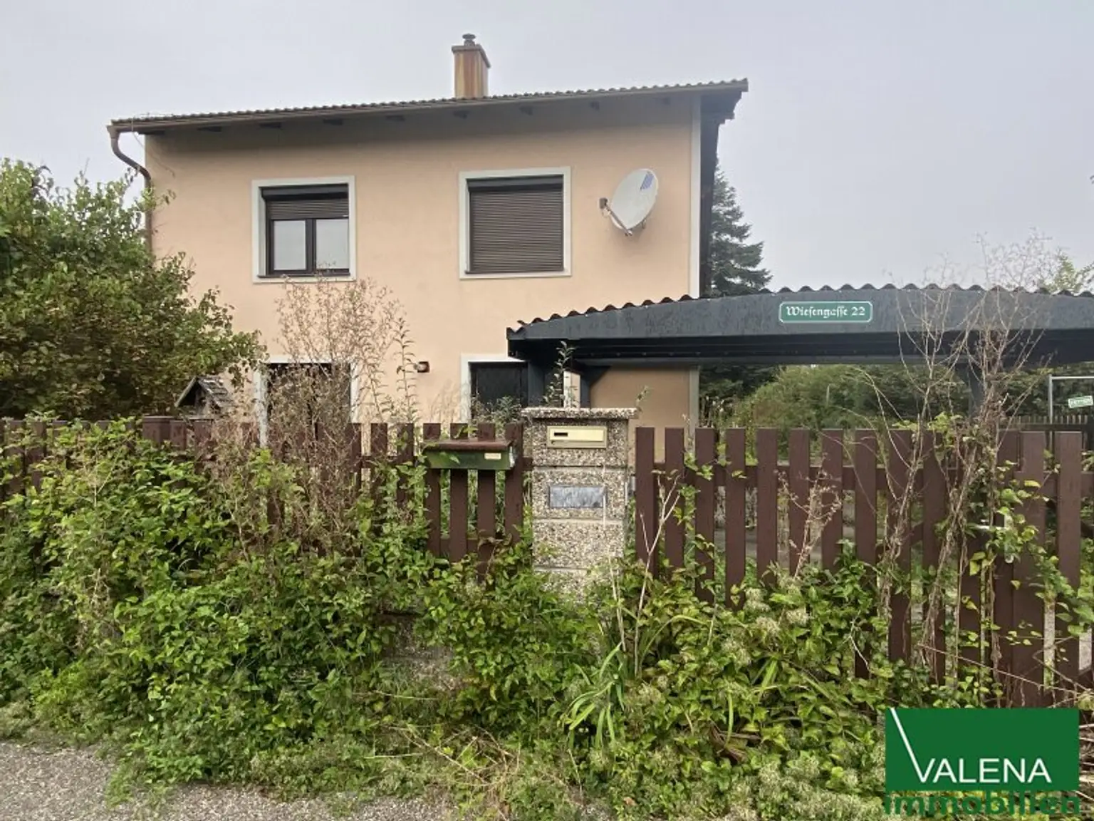 Grundstück mit renovierungsbedürftigem Haus; bewilligtes Bauprojekt vorhanden