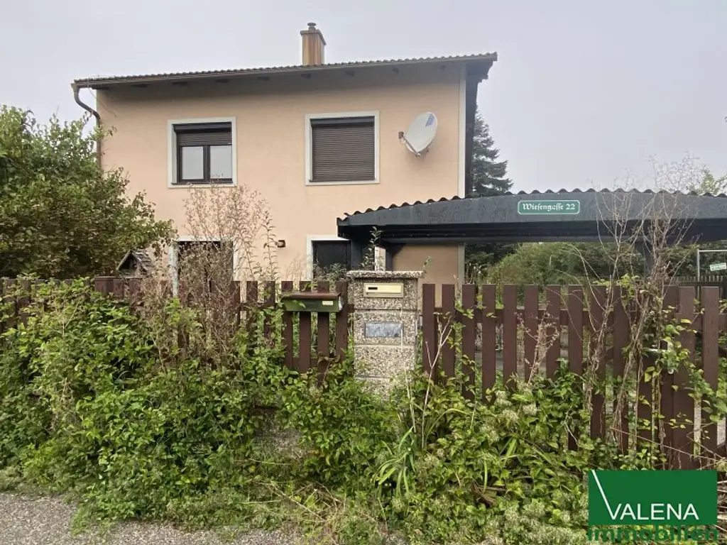 Grundstück mit renovierungsbedürftigem Haus; bewilligtes Bauprojekt vorhanden