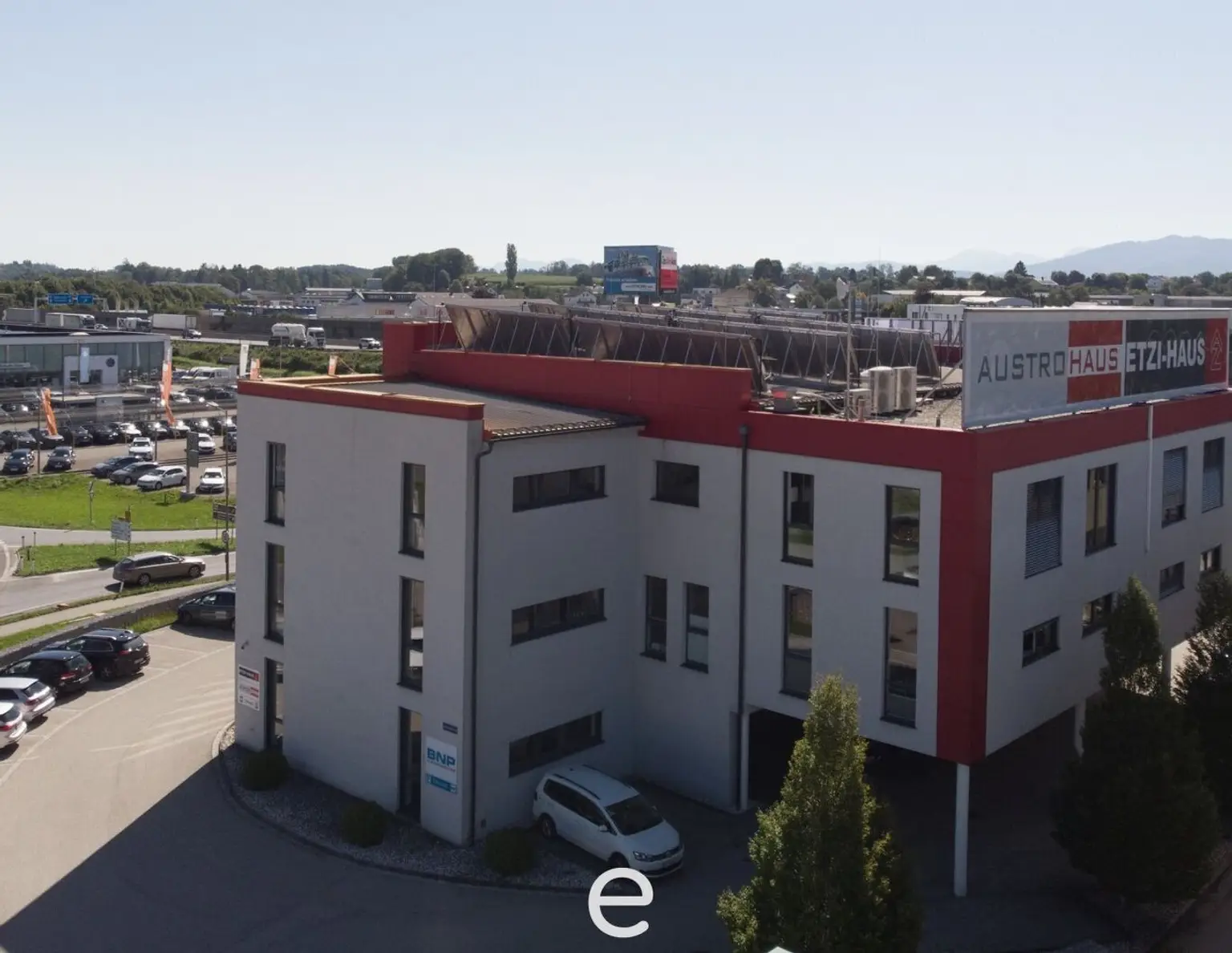 Hochwertiges Erdgeschoss Büro ostseitig in Frequenzlage direkt an der Autobahnabfahrt Vorchdorf!