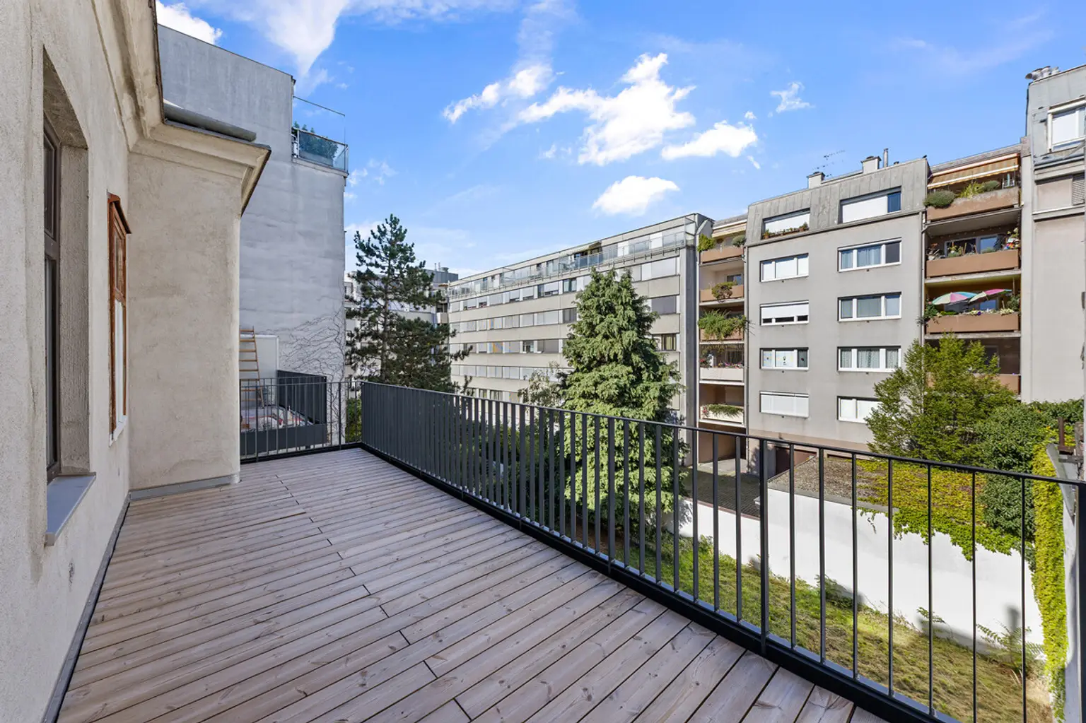Helle Altbauwohnung inklusive Balkon - sanierungsbedürftig