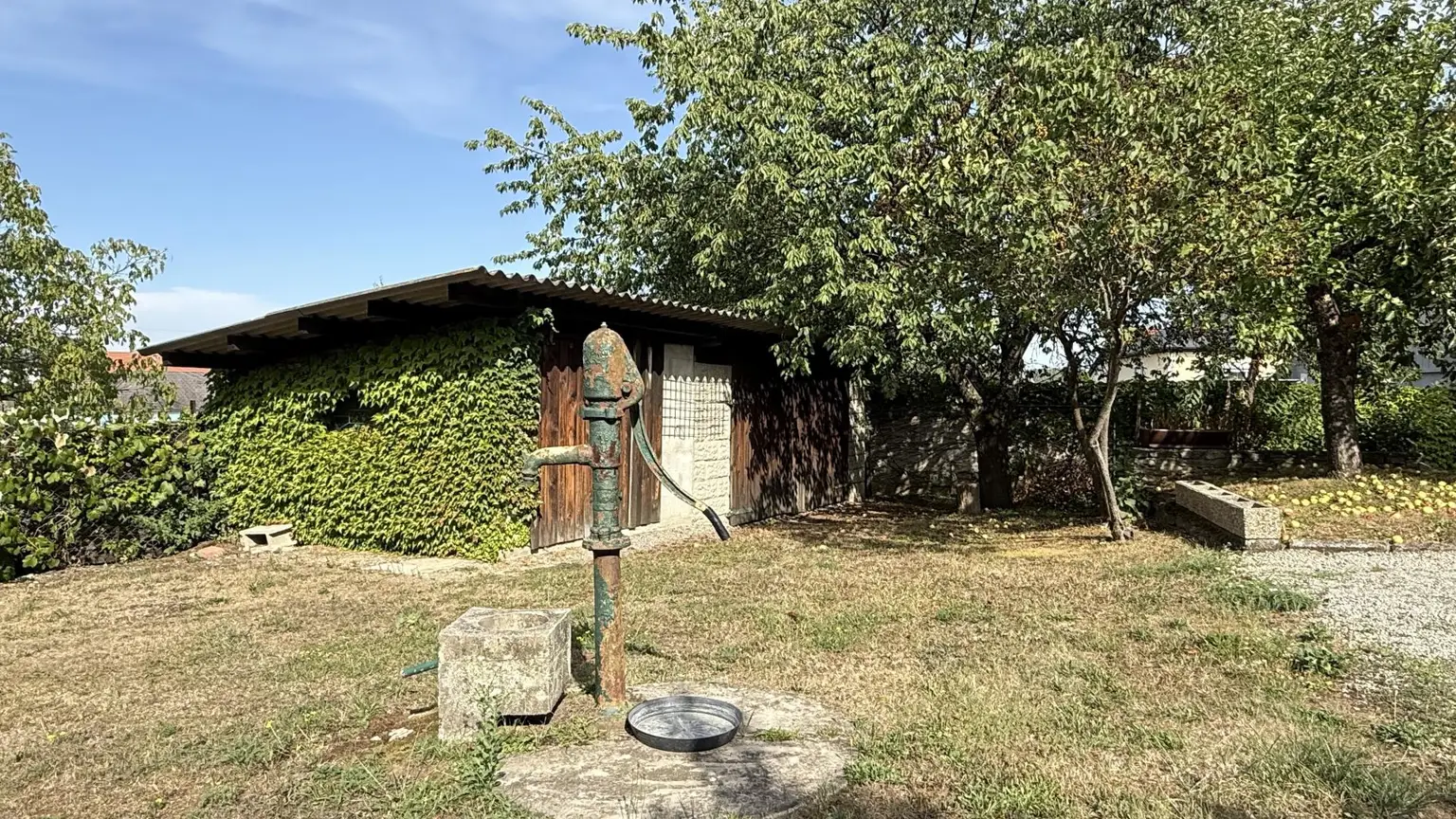 Nutzwasserbrunnen und Gartenhaus
