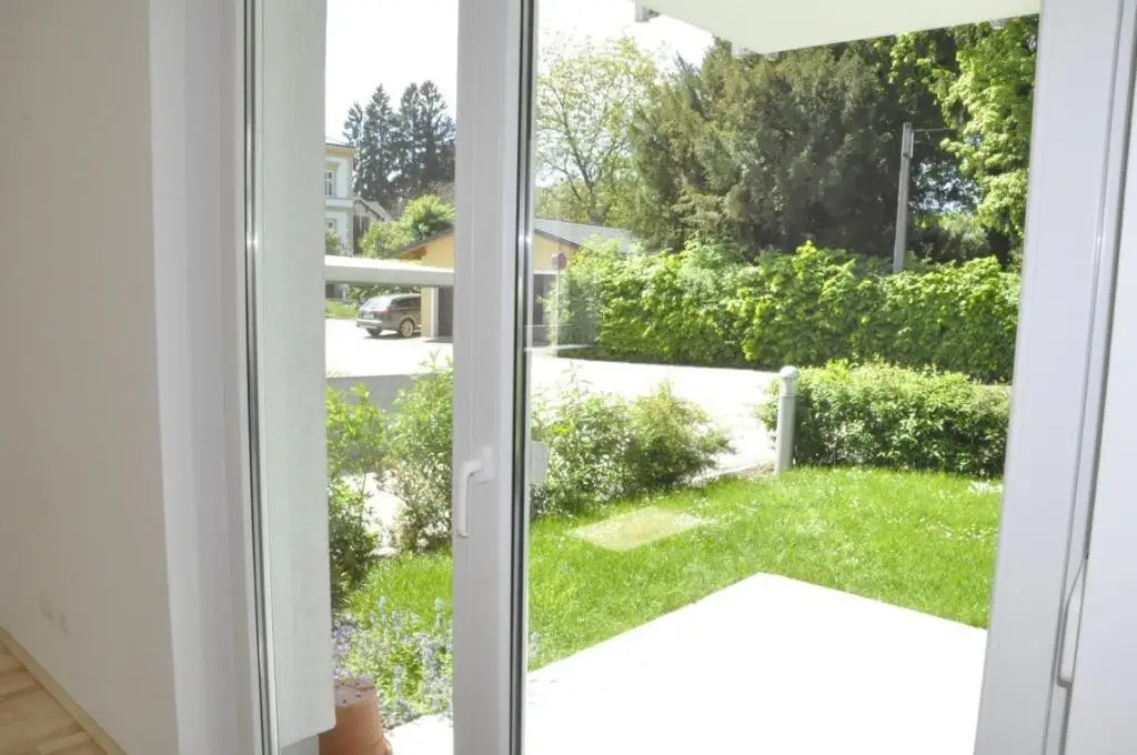 Moderne 4-Zimmer-Wohnung mit Eigengarten, in zentraler Lage und absoluter Seenähe!