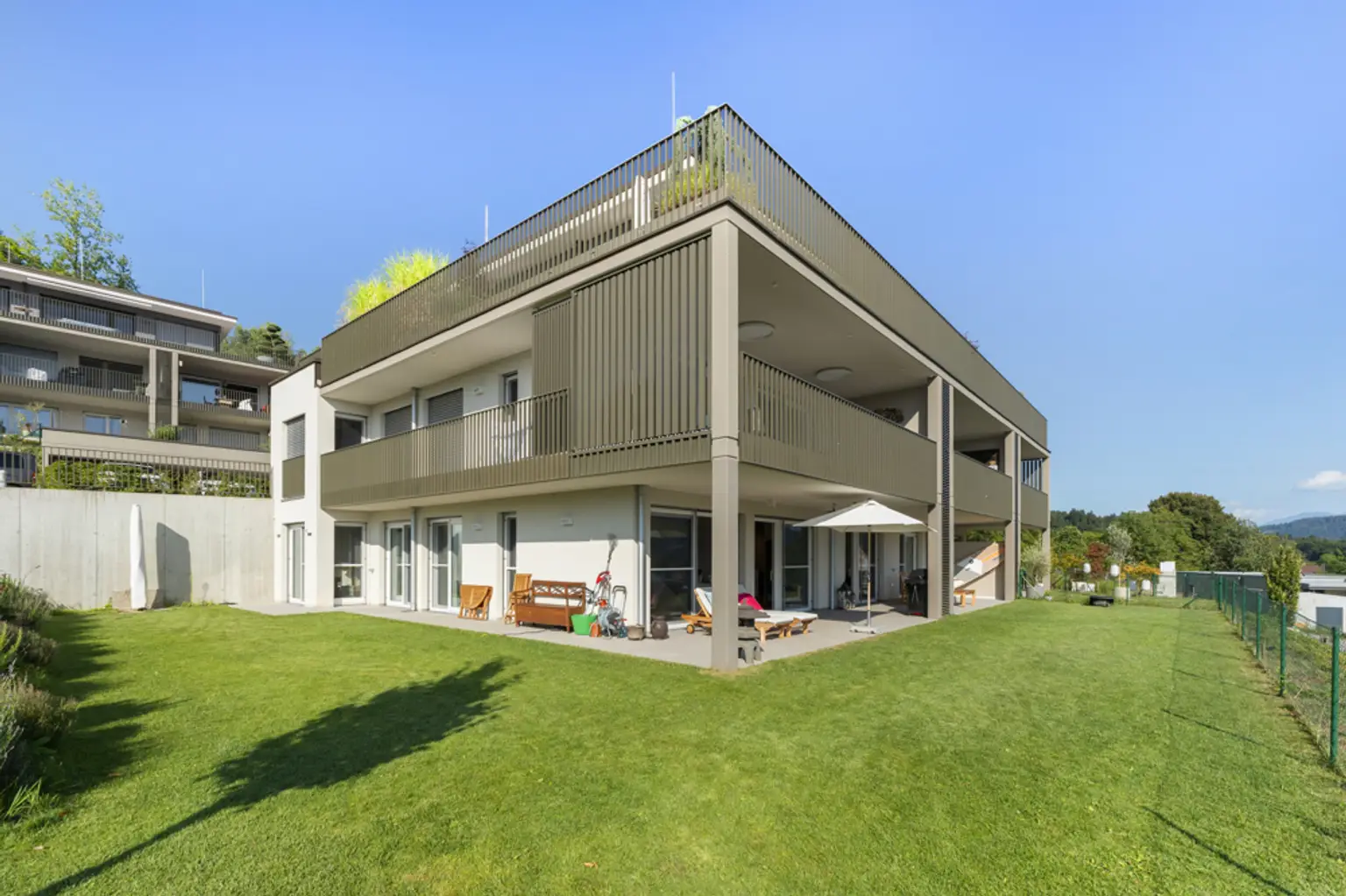 Neuwertige Gartenwohnung mit faszinierendem Seeblick