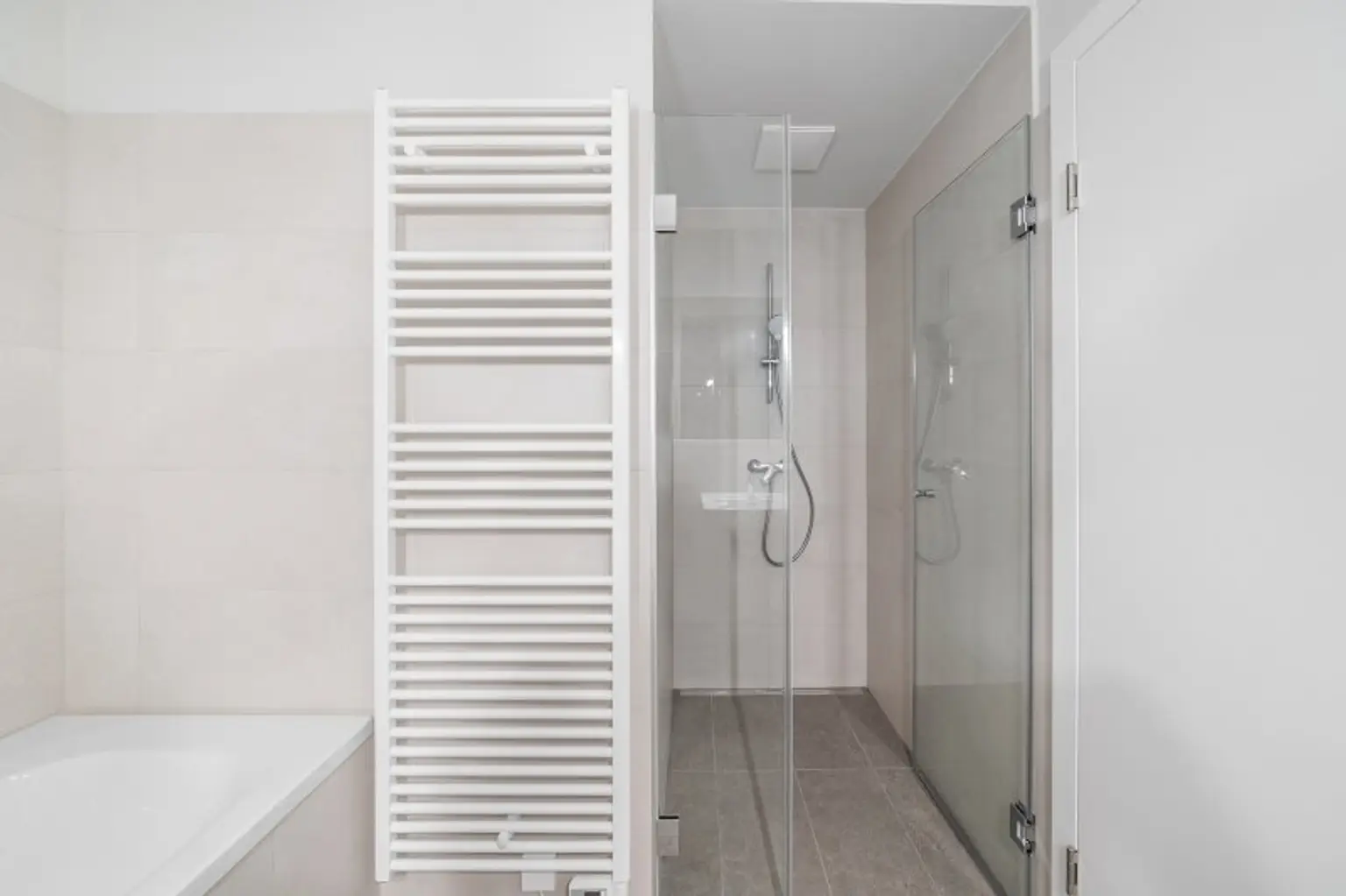 4-Zimmer-Dachgeschosswohnung (Massivbauweise) mit Terrassen in generalsaniertem Altbau