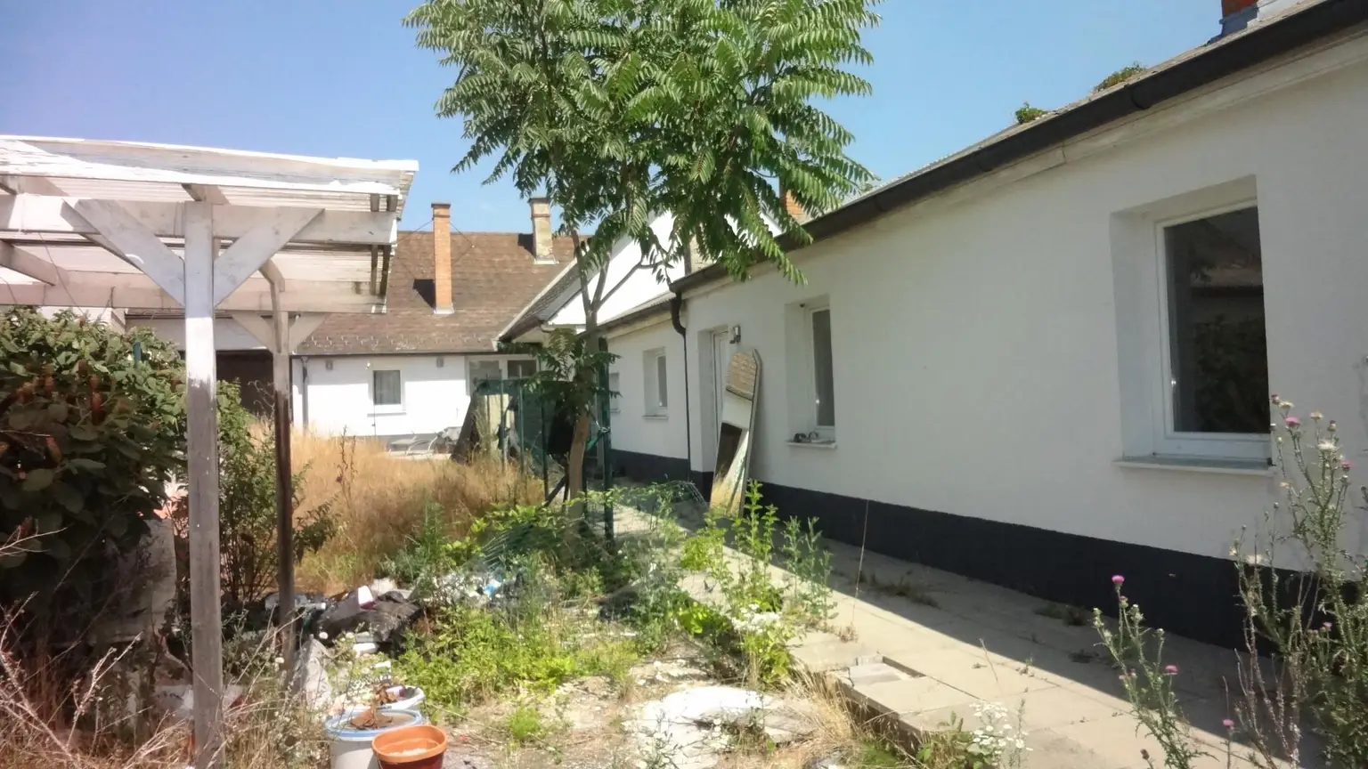 Einfamilienhaus mit Nebengebäude