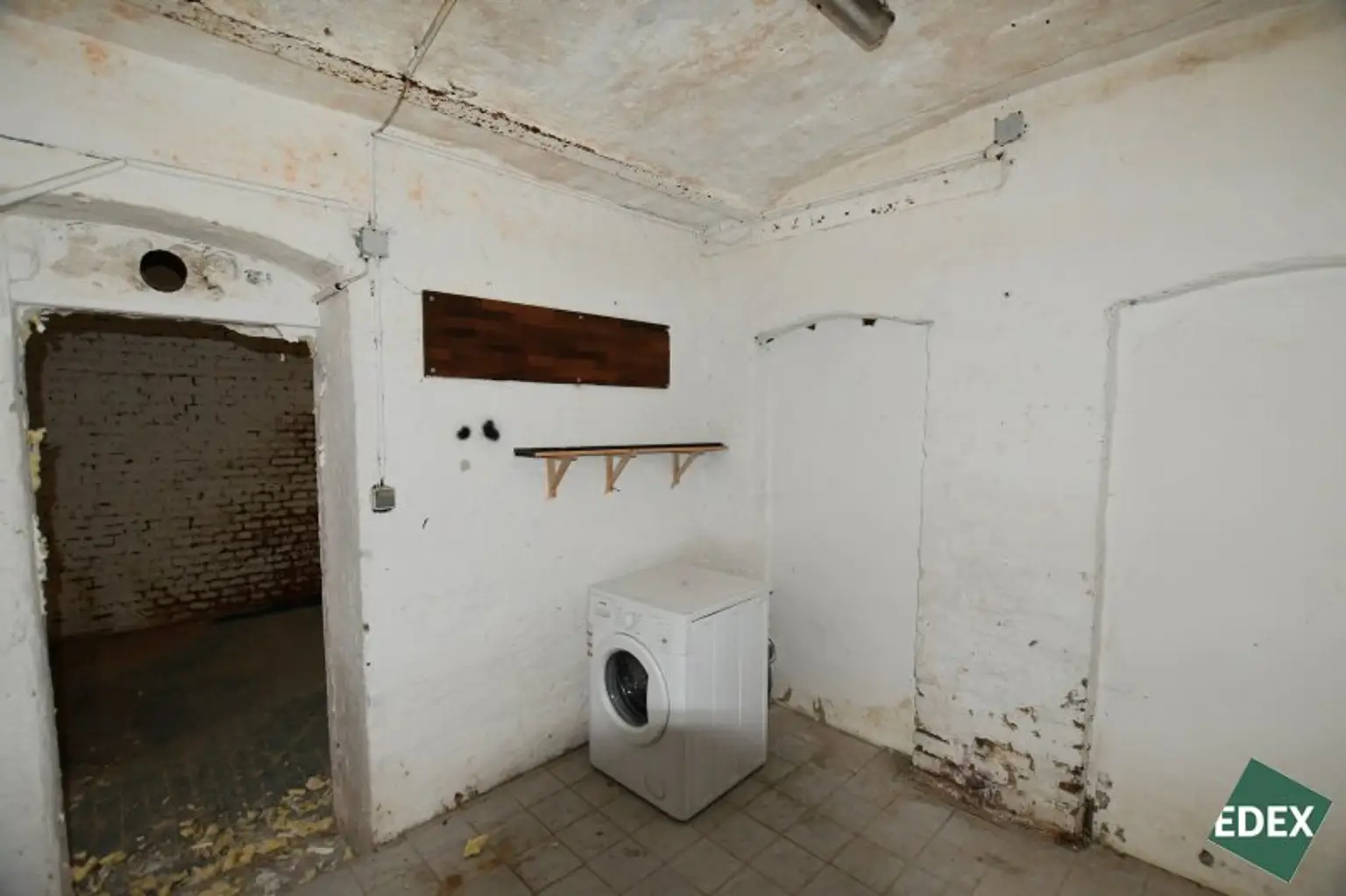 Großes Souterrain mit natürlicher Belichtung