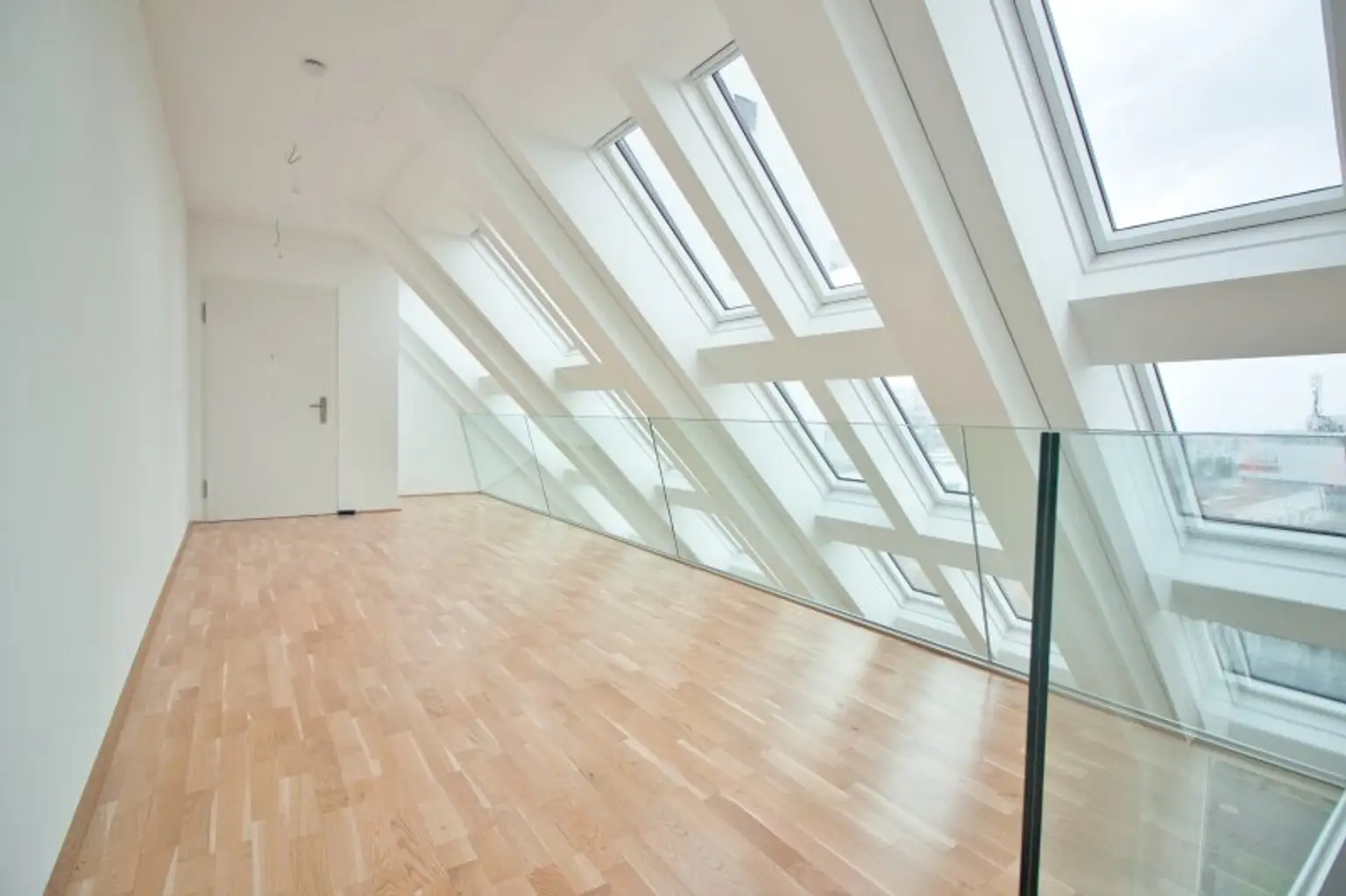 Erstbezug Open Space Büro & 2-Zimmer-Wohnung mit separatem Zugang
