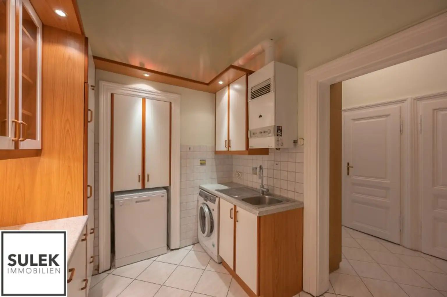 ab 1.11.2025: möblierte 2-Zimmer-Altbau-Wohnung (furnited one bedroom apartment) in zentraler & ruhiger Lage
