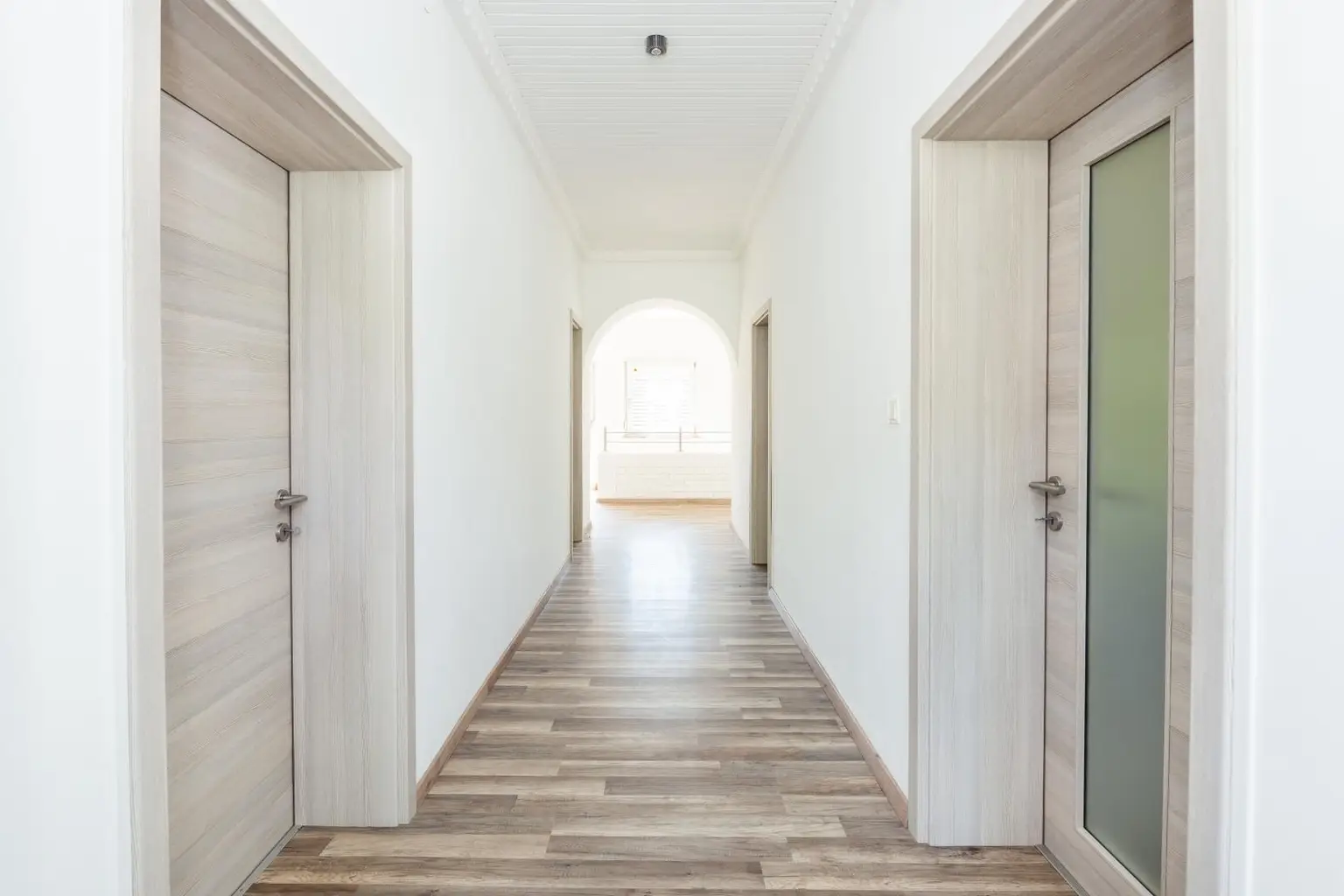 Einfamilienhaus mit großem Grundstück und Nebengebäuden