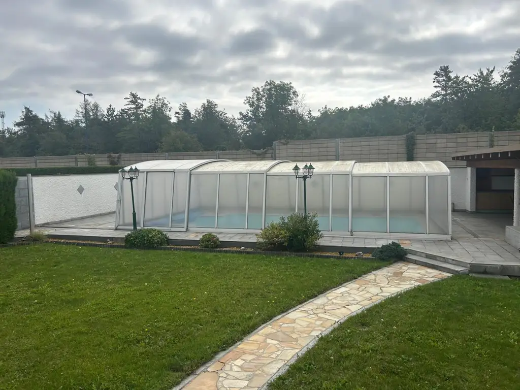 2 Familienhaus mit Pool und Outdoorküche/Poolhaus - Garage für 3 Autos -SOFORT VERFÜGBAR-DACHBODEN AUSBAUBAR