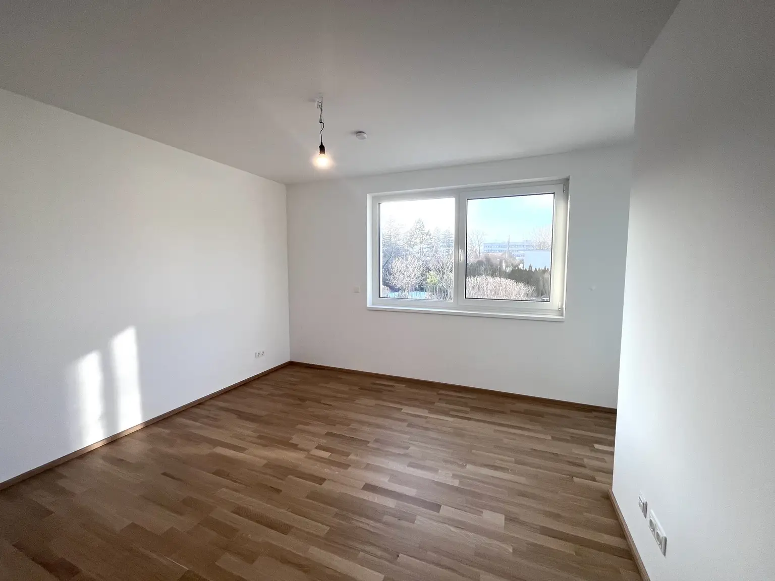 Erstbezug !! Traumhafte Doppelhaushälfte , Wohnkeller  mit Garten und 2 Stellplätzen!