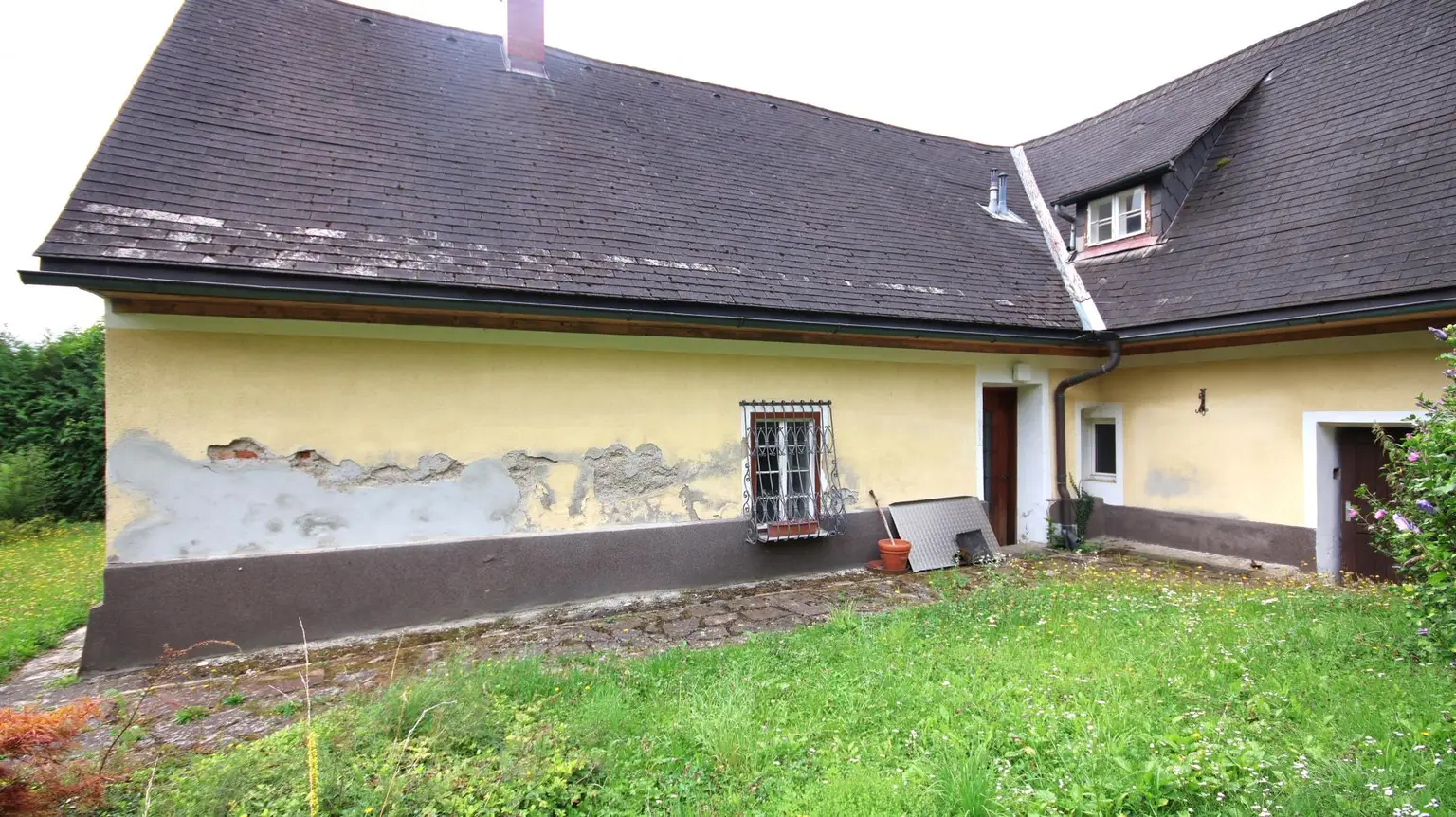 Großzügiges, sanierungsbedürftiges Altbauhaus mit Charakter und Potenzial