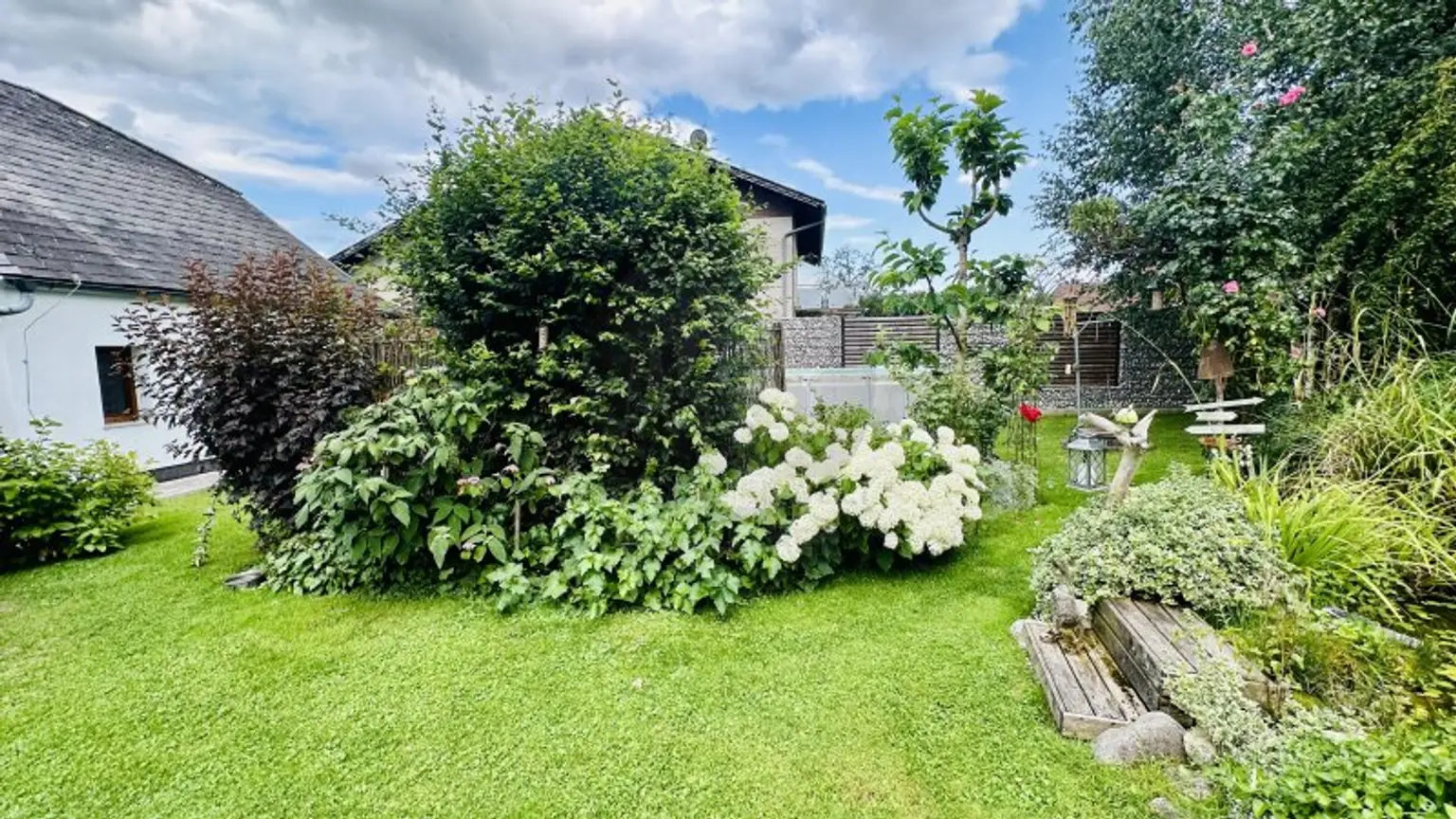 Zwei schöne Bungalows mit großem Garten
