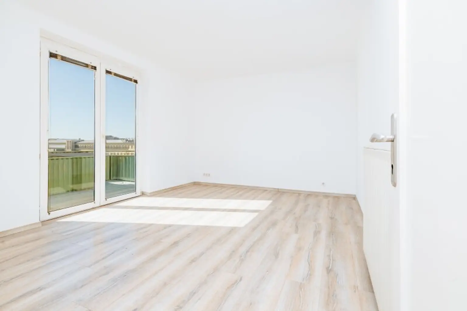 HIGHLIGHT I 4. STOCK MIT LIFT I RENOVIERT I MODERNE DUSCHE I TOP-AUSGESTATTETE KÜCHE I ZENTRAL & NÄHE BAHNHOF I HAUSTIERE WILLKOMMEN I STILVOLLES WOHNEN I DURCHDACHTER GRUNDRISS I PROJEKT WOHNEN