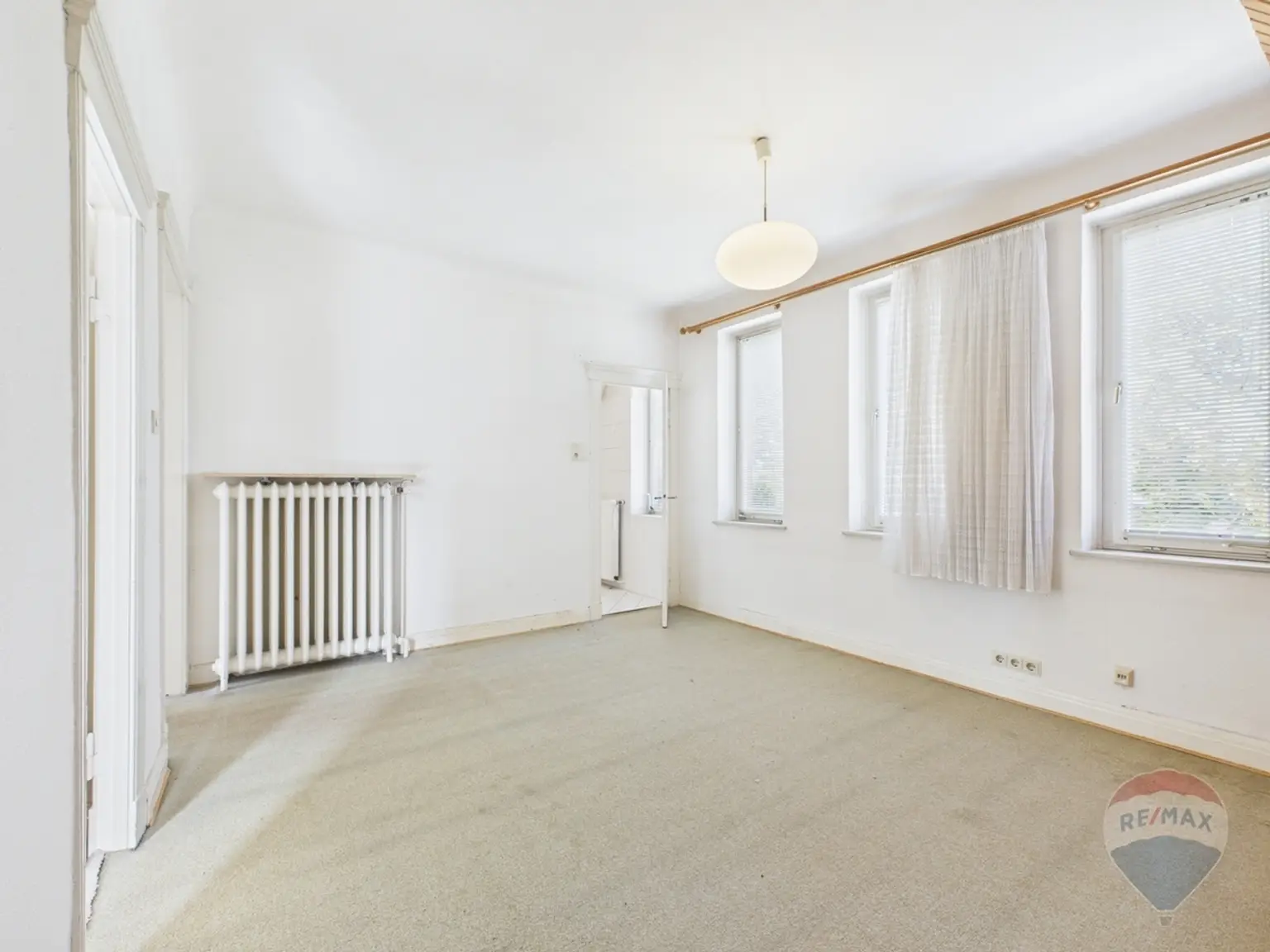 Elternschlafzimmer mit Blick zum Bad en Suite