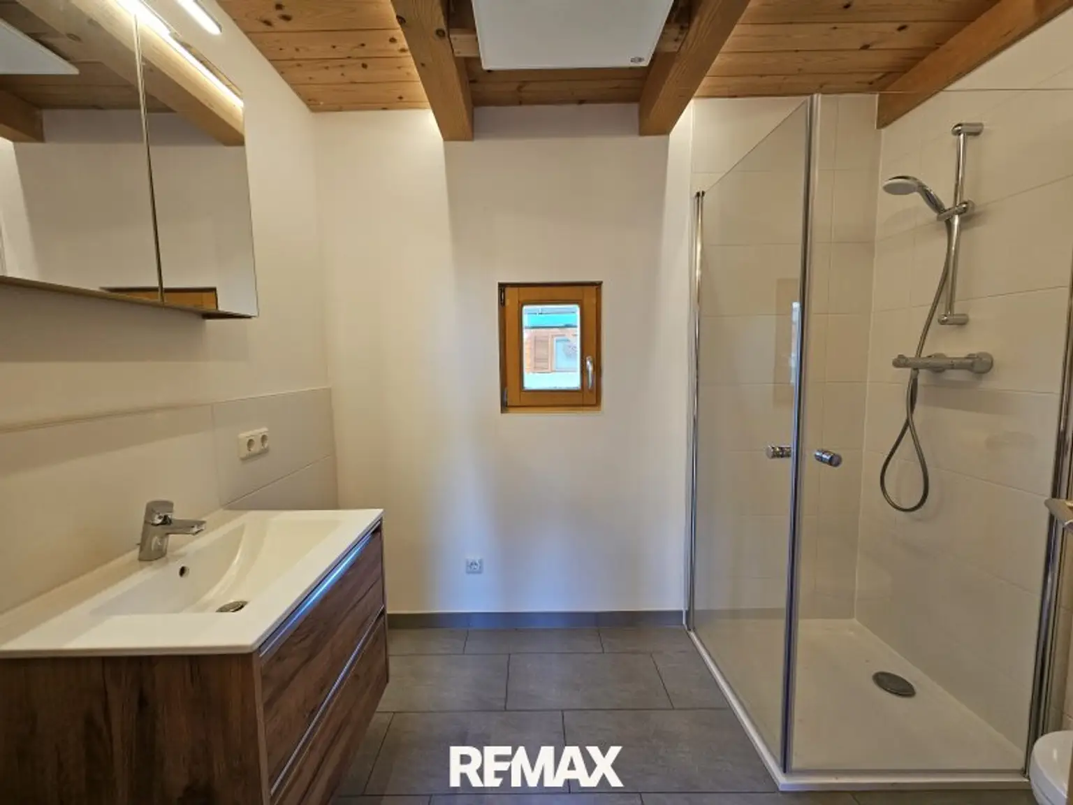modernes Badezimmer